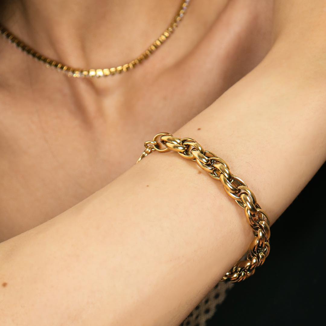 Parce que chaque détail compte... ✨
Découvrez le bracelet qui ajoute une touche de brillance à chaque tenue. Alliez élégance et simplicité avec notre nouvelle pièce incontournable. Pourquoi se contenter de l'ordinaire quand vous pouvez briller ?
🔗 Cliquez sur le lien dans notre bio pour découvrir ce bijou d'exception.
-
Because every detail matters... ✨
Discover the bracelet that adds a touch of brilliance to any outfit. Combine elegance and simplicity with our new must-have piece. Why settle for ordinary when you can shine?
🔗 Click the link in our bio to discover this exceptional piece.
.
.
.
#joiellry #bijouxcreateur #madeinfrance #bijouxete #summer2024 #braceletdore #braceletacierinoxydable #goldbracelet #fashionista #instabijoux #instaplaisir
#yourfavoritejewelry #jointhejewelryrevolution #igotmyjewelry