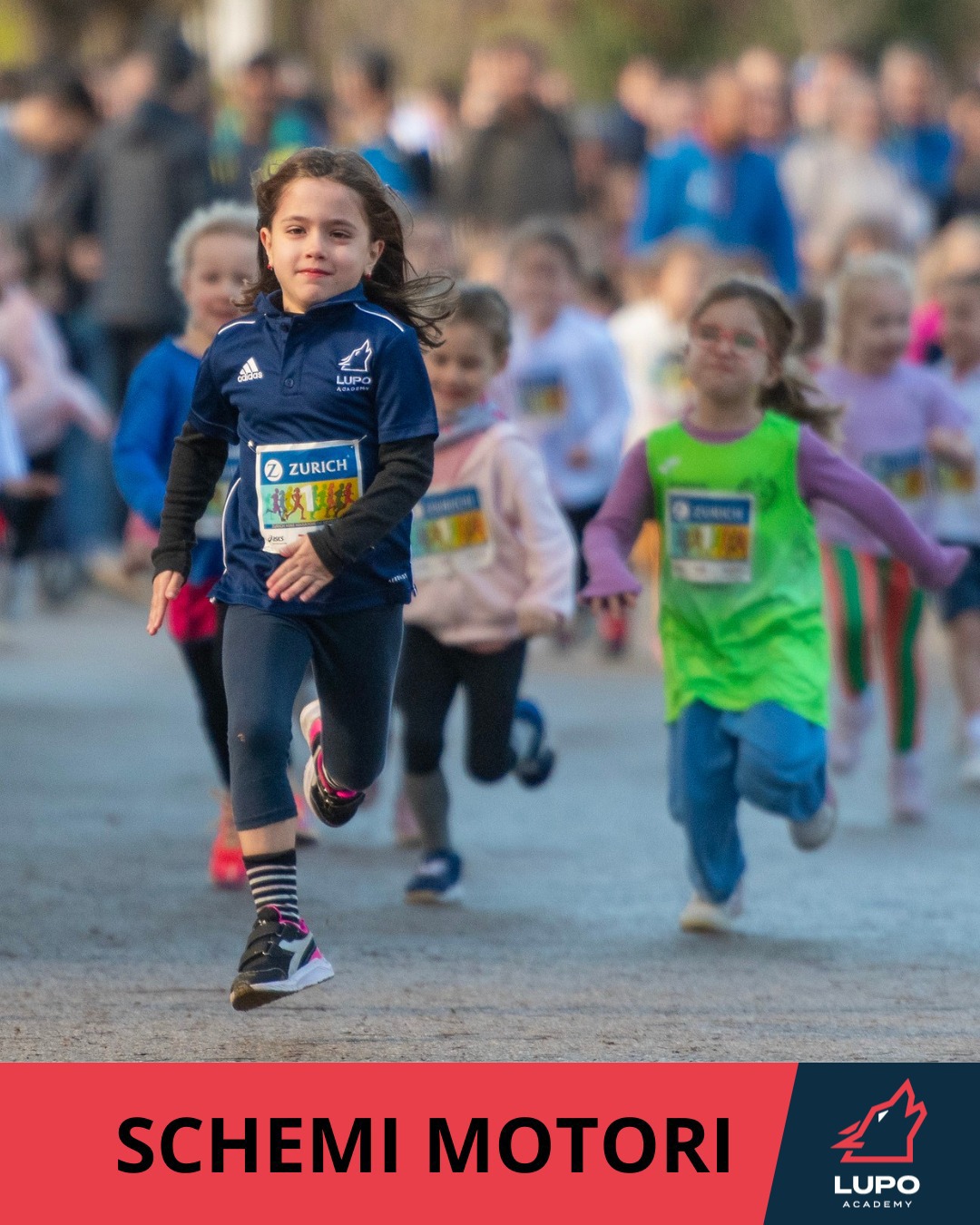 Considerando che non capita tutti giorni che tua figlia vinca una deviazione al piano editoriale ci può stare ❤
Gli schemi motori di base sono le fondamenta del movimento umano, essenziali per lo sviluppo delle abilità motorie. Hanno un'origine filogenetica e si sviluppano naturalmente nei bambini, costituendo un vero e proprio alfabeto motorio su cui si basano le attività quotidiane e le discipline sportive più complesse.
Quali sono gli schemi motori di base?
𝐂𝐚𝐦𝐦𝐢𝐧𝐚𝐫𝐞 𝐞 𝐜𝐨𝐫𝐫𝐞𝐫𝐞: essenziali per la locomozione
𝐀𝐫𝐫𝐚𝐦𝐩𝐢𝐜𝐚𝐫𝐬𝐢: importante per forza e controllo corporeo
𝐋𝐚𝐧𝐜𝐢𝐚𝐫𝐞 𝐞 𝐚𝐟𝐟𝐞𝐫𝐫𝐚𝐫𝐞: per coordinazione e precisione
𝐑𝐨𝐭𝐨𝐥𝐚𝐫𝐞: per controllo corporeo e percezione dello spazio
𝐒𝐭𝐫𝐢𝐬𝐜𝐢𝐚𝐫𝐞: per mobilità articolare
𝐒𝐚𝐥𝐭𝐚𝐫𝐞 𝐞 𝐚𝐭𝐭𝐞𝐫𝐫𝐚𝐫𝐞: per equilibrio e gestione degli impatti
Con il tempo, chi non pratica attività fisica perde la capacità di eseguire correttamente questi schemi. Ciò avviene a causa della riduzione dell'attività fisica e della mancata stimolazione del sistema neuromotorio.
Gli schemi motori non sono importanti solo per muscoli e articolazioni, ma anche per il sistema nervoso. L'attività motoria regolare stimola le aree cerebrali responsabili di movimento, coordinazione ed equilibrio. Ad esempio, molti adulti non riescono più a ad eseguire una banale corsa in modo corretto, non solo per un calo muscolare, ma per una mancata attivazione cerebrale, con conseguente perdita di abilità motorie.
Per mantenere gli schemi motori e contrastare l'invecchiamento del cervello, è fondamentale praticare attività fisica. Gioco motorio, sport, e #allenamento aiutano a preservare le connessioni neurali e la longevità del sistema neuromuscolare.
Non è l'età a farci perdere coordinazione e agilità. Mantenere il movimento significa investire nella propria longevità e qualità di vita.
#lupo_academy #kidstyle #triathlonkids #kidsportraits #kidssports #kidssportsday #bambini #bambinifelici #bimbifelici❤️ #bimbifelici #coachingtips #coachinglife #youthsportstraining #youthsportsperformance #runningkids #giocarepercrescere #giocarepercrescere #swim_bike_run #sportlife #sport