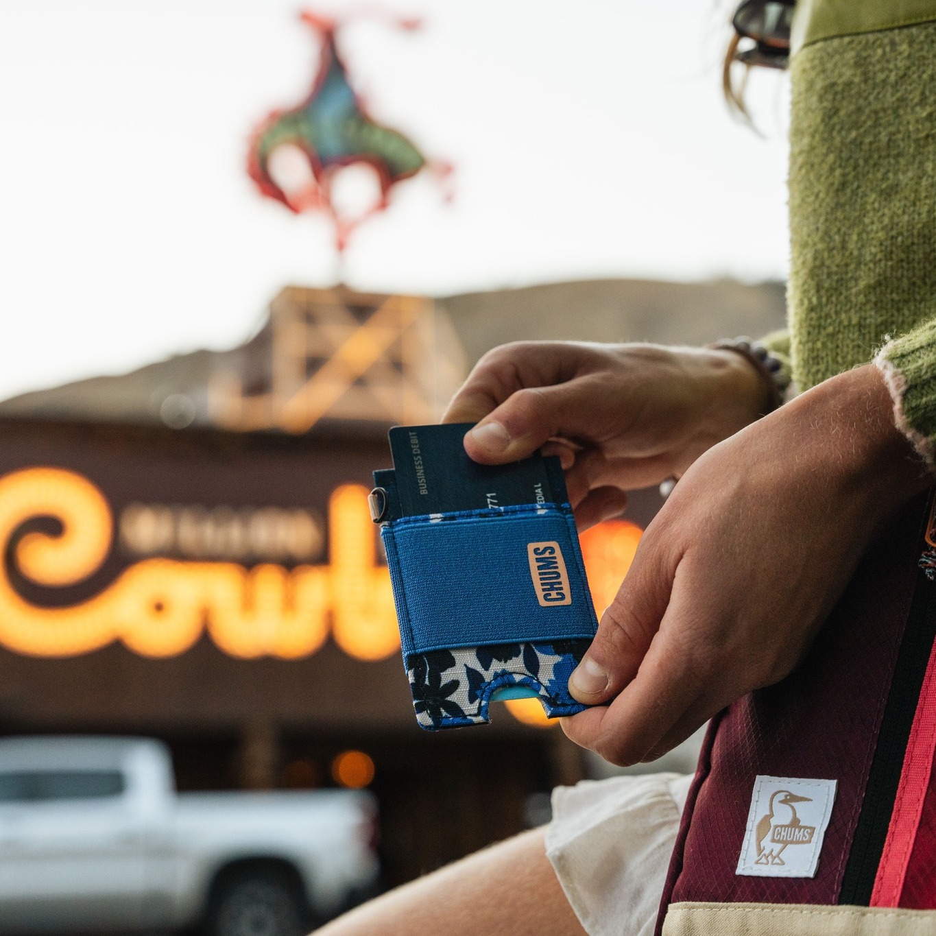 ☀️ Vos indispensables de l’été, épisode 8 !
Entre pickpockets et paiements sans contact, mieux vaut protéger ses données… avec style et discrétion 🕶️💳
💳 Porte-carte anti-RFID – Chums
Ce petit porte-carte malin bloque les ondes RFID pour protéger vos cartes bancaires contre le piratage sans contact.
Compact, fin, et super pratique : il se glisse dans une poche et accueille l’essentiel — carte bleue, permis, un peu de cash.
--
☀️ Your summer must-haves – Episode 8!
Pickpockets love summer crowds — but they won’t get your data 🔒🌞
💳 RFID-Blocking Card Wallet – Chums
This slim card holder blocks RFID signals to protect your contactless cards from digital theft.
Small enough to fit in any pocket, smart enough to hold your essentials: credit card, ID, and a bit of cash.
#Chums #RFIDWallet #CarteProtégée #VoyageSécurisé #AllAmericanShades #AccessoireÉté #SummerSmart #PorteCarteMinimaliste #DigitalSafety #VacancesSansSoucis #usa #roadtrip #roadtripUSA