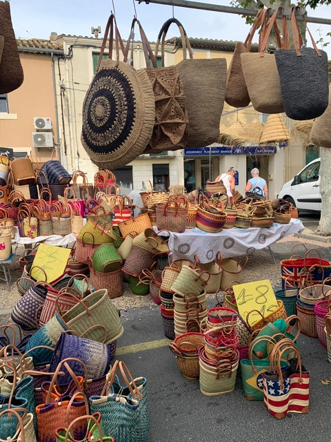 FAIRE SON MARCHE,
un incontournable des vacances !
Produits frais et locaux, artisanat, commerçants sympatiques, une ambiance conviviale, villages typiques...
et c'est souvent l'heure de l'apéritif une fois les emplettes faites !
A proximité de Castelnau d'Aude, plusieurs marchés typiques sont facilement accessibles au fil de la semaine. Nous avons plaisir à partager ces informations durant votre séjour. A bientôt !
#MarchéLocal #streetmarket#frenchfood#corbièresminervoistourisme#