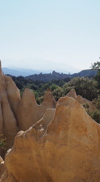 LES ORGUES D'ILLE SUR TET et EUS
A 1H20 offrez vous une journée pour partir à la découverte de l'incroyable site des orgues de l'Ille-sur-Têt. Perdez vous dans les sentiers aménagés, dans un décor irréel ! C'est une visite unique et inoubliable.
A quelques km de là, rejoignez EUS, classé parmis les plus beaux villages de France. Vous tomberez amoureux de ses ruelles pavées et de sa vue sur les pyrénées et le Canigo.
#eus #illesurtêt #hellolesud #occitanie #southoffrance
