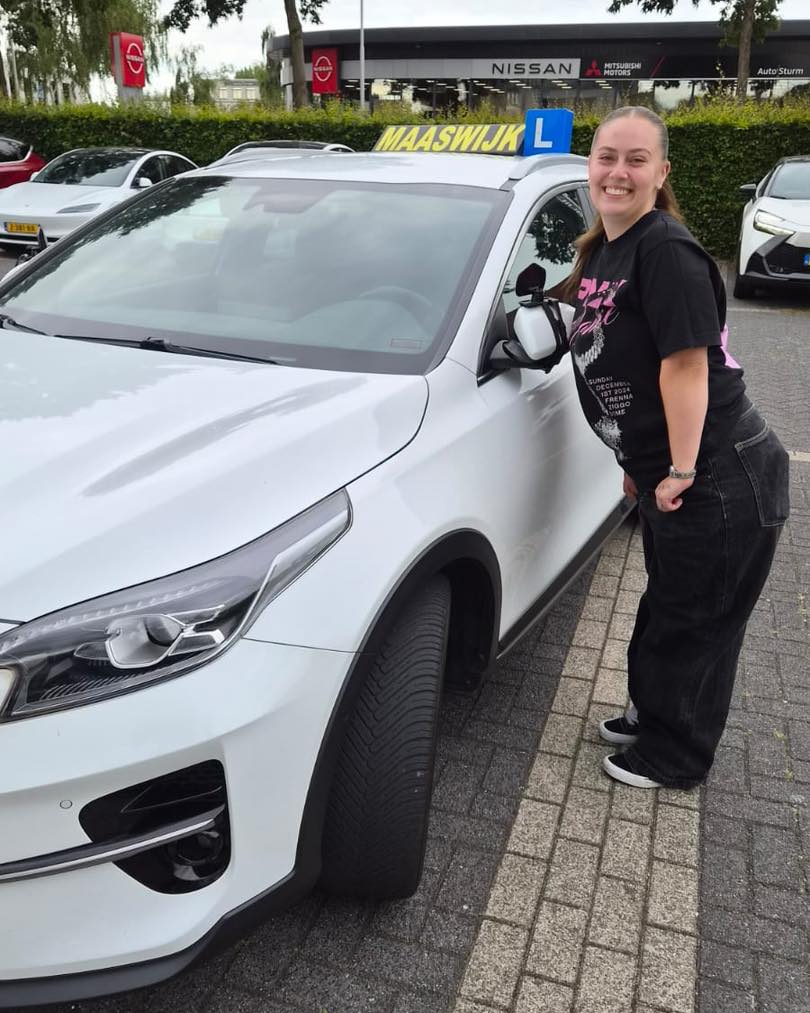 Beste Romy,
Gefeliciteerd met het behalen van je rijbewijs.
Wij van AUTORIJSCHOOL MAASWIJK wensen jou veel veilige kilometers toe.