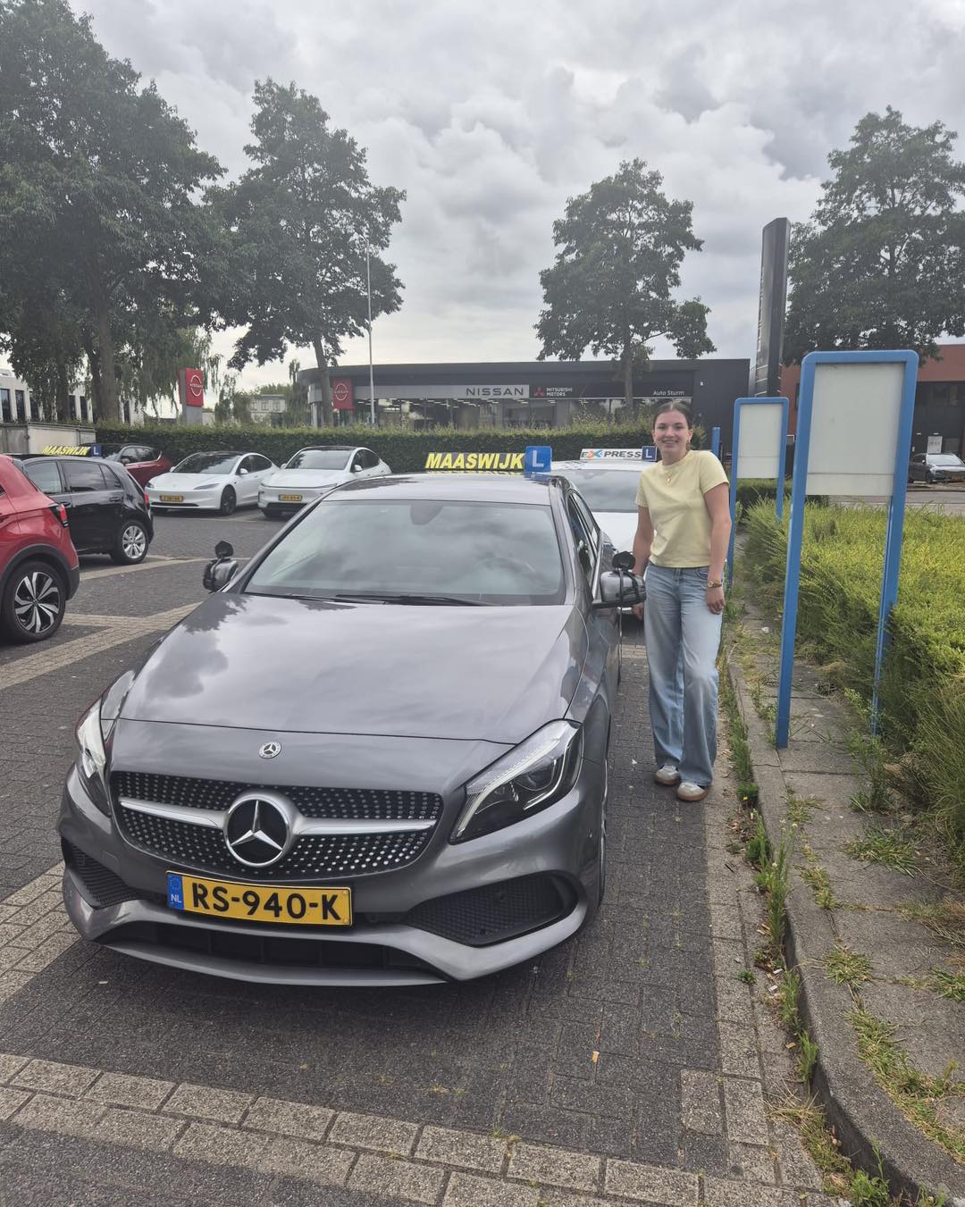 Beste Dewi,
Gefeliciteerd met het behalen van je rijbewijs in 1 keer.
Wij van AUTORIJSCHOOL MAASWIJK wensen jou veel veilige kilometers toe.
