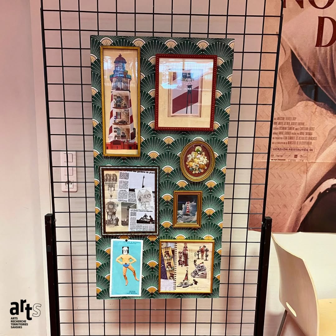 ✨ La petite exposition rocambolesque a commencé ! ✨
Depuis mercredi, le Kiosque de la BU Tréfilerie accueille un aperçu de l’univers de Judith Chomel, autrice-illustratrice jeunesse installée à Saint-Étienne et publiée chez L’atelier du Poisson Soluble.
Images anciennes, traitements graphiques d’aujourd’hui, un goût pour les métissages et les associations inattendues : un folklore imaginaire résolument joyeux, à découvrir entre deux cours (ou deux révisions 📚).
📍 Kiosque de la BU Tréfilerie, 10 rue Tréfilerie, Saint-Étienne
🗓️ Jusqu’au 22 octobre, aux horaires d’ouverture de la BU
👉 Plus d’infos sur l’autrice et l’exposition : lien en bio
#InstitutARTS #UJM #SaintÉtienne #BUTréfilerie #LittératureJeunesse #Illustration #AutriceIllustratrice #JudithChomel #ExpositionSaintÉtienne