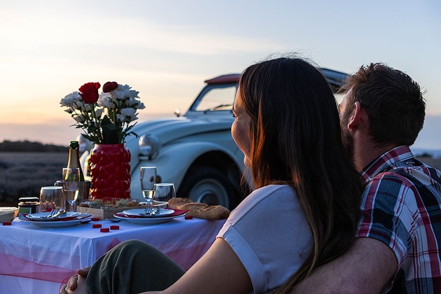 ✨ NOUVEAUTÉ chez Sorre Events ✨
Amoureux de la nature, épicuriens dans l’âme, aventuriers curieux ou gourmands invétérés… Cette expérience est faite pour vous ! 🌿❤️🚗
Prenez place à bord d’une mythique 2CV de chez @ladeuchefrance et partez pour une chasse au trésor originale signée @hatannaeditions. Au bout de la quête ? Un pique-nique dressé au cœur du Luberon préparé par Sorre Events, à savourer en toute intimité. 🌅🍷🍞
Un moment hors du temps, entre jeux, paysages, rires et délices.
📍Un concept unique, à vivre à deux ou entre amis.
🎯 Prêt.e à tenter l’aventure ?
Rdv dans la bio pour le lien de réservation 📅
📷 @mgl_photographie_84
————————————
Sorre Events | Agence Événementielle | Organisation d’événement | Décoration | Mariage | Anniversaire | Fêtes