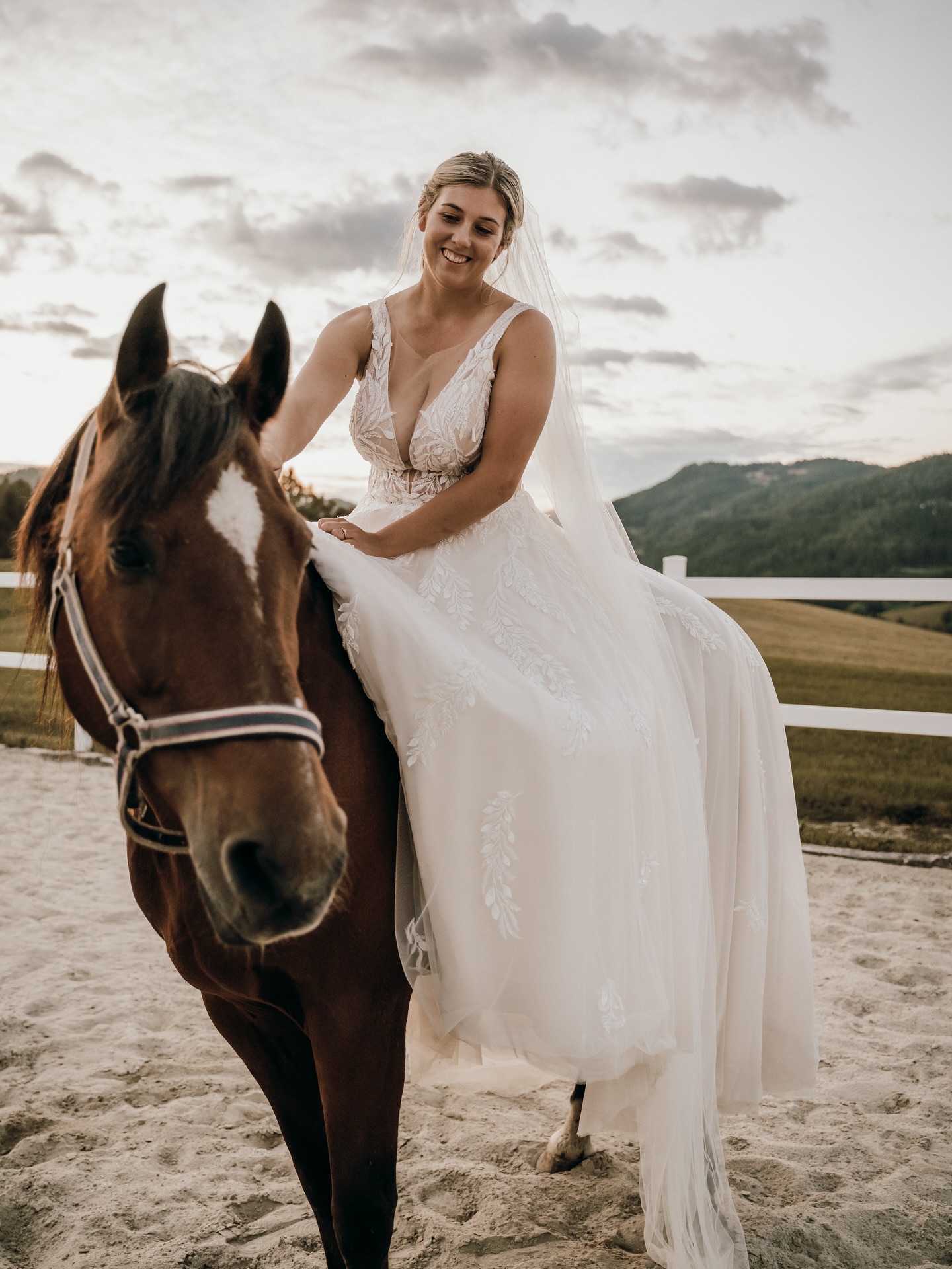 a bride and her horse ✨🧡
K&F danke für dieses tolle After Wedding Shooting und dass ich euch und eure tierischen Begleiter fotografieren durfte 🥹
#afterweddingshooting #afterweddingphoto #abrideandherhorse #brautpaarshooting #tierischebegleiter #melaniehinterreiterphotography #weddingphotography #austrianweddingphotographer #heirateninösterreich