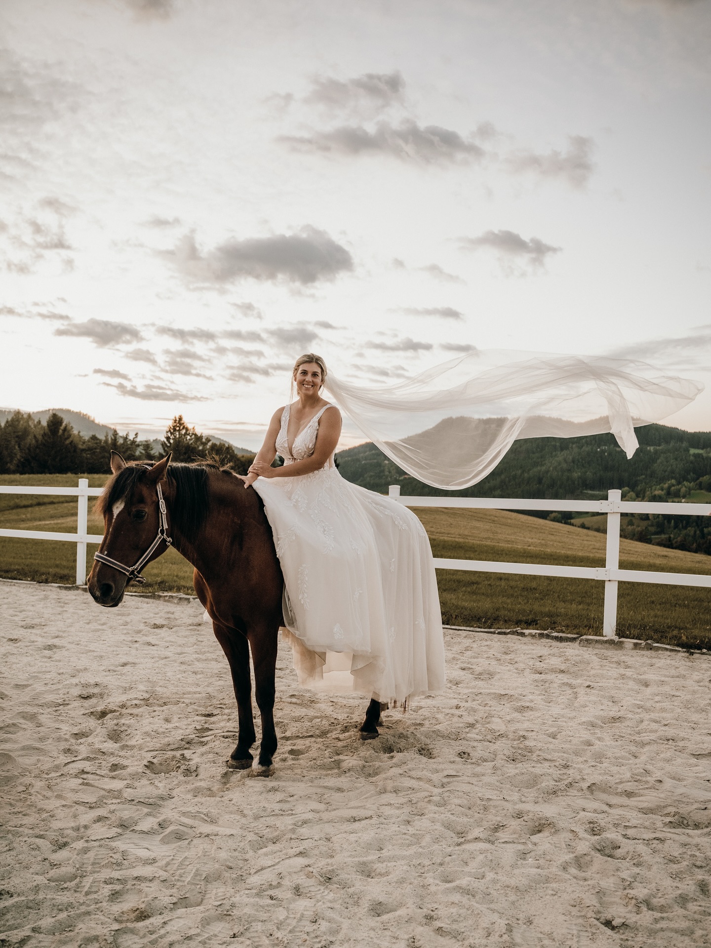 a bride and her horse ✨🧡
K&F danke für dieses tolle After Wedding Shooting und dass ich euch und eure tierischen Begleiter fotografieren durfte 🥹
#afterweddingshooting #afterweddingphoto #abrideandherhorse #brautpaarshooting #tierischebegleiter #melaniehinterreiterphotography #weddingphotography #austrianweddingphotographer #heirateninösterreich