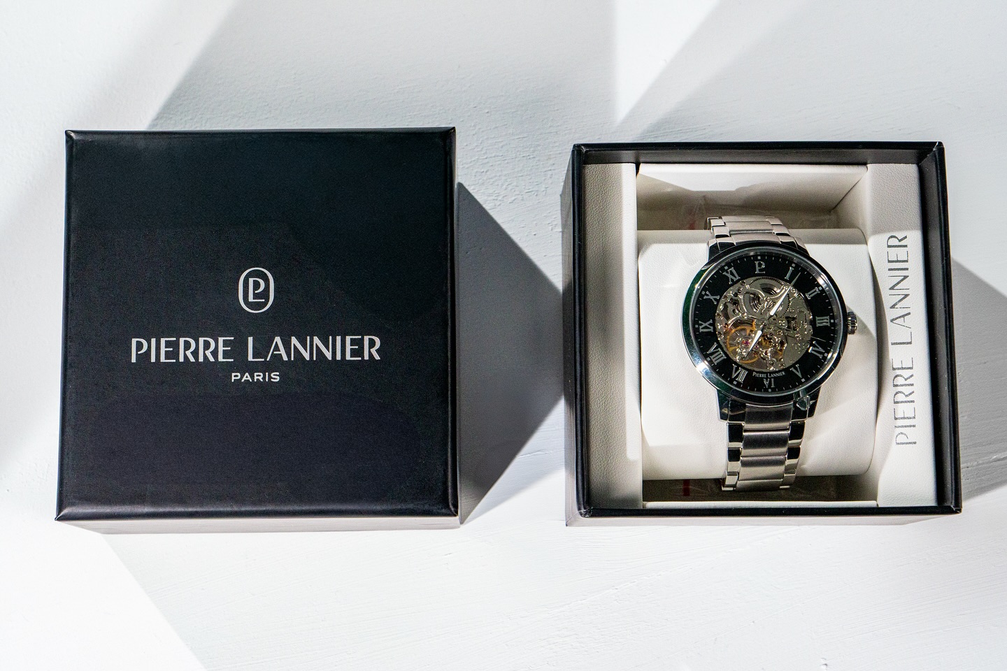 ✨ L’élégance dans les détails ✨Sublimer une montre, c’est bien plus que capturer l’heure : c’est révéler son histoire, ses lignes et sa lumière.
Ici, la Pierre Lannier devient le reflet d’un savoir-faire… et de ma passion pour la photographie de produits.📸 Je crée des visuels qui donnent envie, qui mettent en valeur et qui transforment un objet en véritable coup de cœur.👉 Marques, artisans, créateurs : vos produits méritent d’être photographiés avec la même attention au détail.💡 Envie de donner une nouvelle dimension à vos visuels ? Contactez-moi pour collaborer.#watch #pierrelannier #photo #fyp