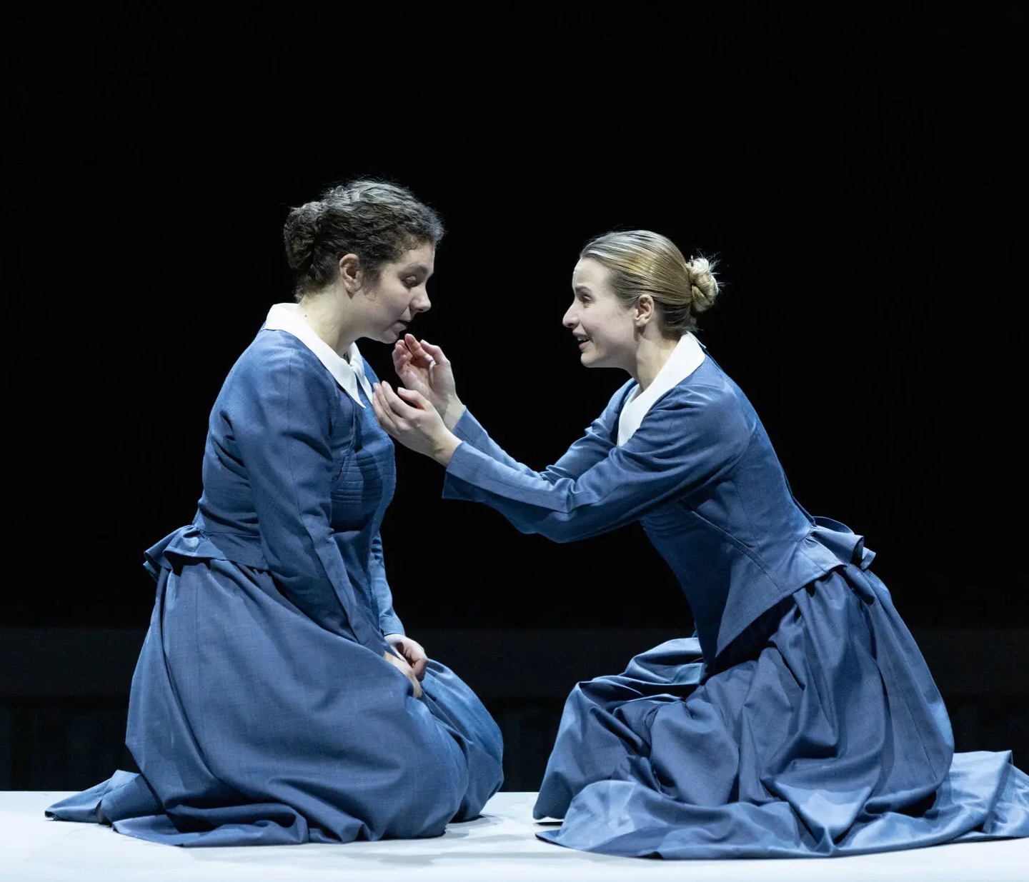 Today is the day 🤯🤩😱
Dialogues des Carmélites at the @staatstheatersaarland opens tonight ✨ A big Toi Toi Toi to everyone involved!! It has been a privilege to spend the past six weeks working on this extraordinary music and story with such a dedicated team.
Conductor @sebastienrouland
Stage Director Michael Schulz
Set Design Dirk Becker/Frank Fellmann
Costume Design Martina Feldmann
Lighting Design Patrik Hein
Video Design Paul Veritas Pillong
Dramaturgy @frau_schulze__
Chorus Master @mauro.barbierato
Marquis de la Force KS Stefan Röttig
Blanche de la Force 😇
Chevalier de la Force @taejun.sun
Madame de Croissy @hadostur
Madame Lidoine @jessica_muirhead
Mère Marie @carmenseibelmezzosoprano
Sœur Constance @betti.bauer.sopran
Mère Jeanne KS Judith Braun
Sœur Mathilde @clarasophie_mezzo
L’aumônier KS Algirdas Drevinskas
First Commissioner Taejun Sun
Second Commissioner / Thierry / Javelinot / Gaoler / Officer @chenyanchengbariton
11 Carmélites Women’s choir
Saarländisches Staatsorchester
Opera Chorus & Extra Chorus
📸 Pedro Malinowski