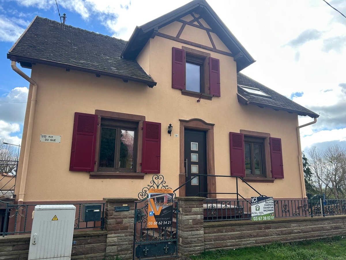 🔨✨ Chantier du jour à Neuwiller-les-Savernes !
Nous avons réalisé une rénovation complète des menuiseries existantes pour un résultat à la fois esthétique et performant 💪
👉 Fourniture et pose d’un châssis PVC imitation bois structuré 🌳
👉 Triple vitrage pour un confort thermique optimal ❄️🔥
👉 Volet roulant monobloc Somfy pour plus de praticité et de sécurité 🏡
🌟 Création d’ouverture pour transformer l’espace de vie :
👉 Installation d’une baie vitrée levante-coulissante en triple vitrage, apportant un maximum de luminosité au salon ☀️
Un beau projet qui allie modernité, isolation et élégance 👌
📩 Contactez-nous pour vos projets de rénovation