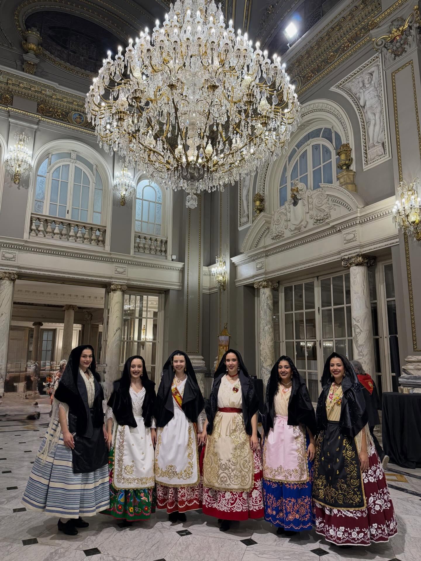 🔥🎆 Primer día de Fallas 🎆🔥
Arrancamos estas jornadas tan especiales con una entrañable comida en el Ateneo 🍽️✨, un momento perfecto para compartir, reencontrarnos y dar la bienvenida a la emoción fallera 🤍.
Por la tarde, vivimos la tradicional visita a las Fallas 🎭🔥, donde tuvimos el privilegio de contemplar el primer premio de 2026: la espectacular falla Convento Jerusalén. Arte, dedicación y esencia en cada detalle, reflejando la grandeza de esta fiesta única, llena de color 🌈, historia 📜 y sentimiento 💫.
La jornada continuó con una agradable cena 🍷🍴 que puso el broche perfecto a un día intenso y lleno de emociones 🥰.
Sin duda, uno de los momentos más especiales fue la Ofrenda a la Virgen de los Desamparados 🌸🙏. Nuestra Reina Infantil, Alejandra Belmonte Check 👑, participó con gran ilusión y elegancia ✨, acompañada por miembros de la Federación 🤝. Un acto cargado de devoción, tradición y orgullo 💐❤️ que quedará para siempre en nuestra memoria.
Un inicio de Fallas inolvidable 💥🔥, marcado por la convivencia 🤗, la emoción 💖 y el profundo respeto por nuestras tradiciones.
#Fallas #Valencia #Tradición #Fiesta #ReinasDeLaHuertap