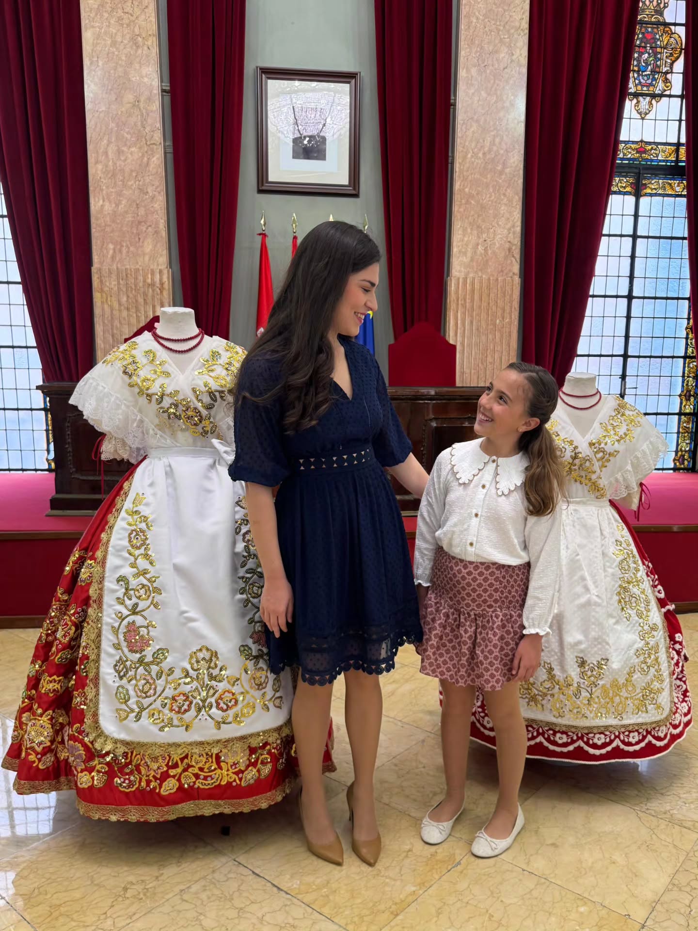 En el día de hoy, el Ayuntamiento de Murcia ha realizado una recepción a las nuevas Reinas de la Huerta de Murcia 2026, Leonor Antón Pons y Ángela Muñoz Briones. 👑✨️
Durante el acto, han recibido sus trajes de huertana, que las acompañarán con orgullo a lo largo de todo el año en cada celebración y tradición 🌸
¡Enhorabuena a ambas en esta etapa tan especial! ❤️
#reinadelahuerta #murcia #fiestasdeprimavera #2026 #huertana @ayuntamientodemurcia