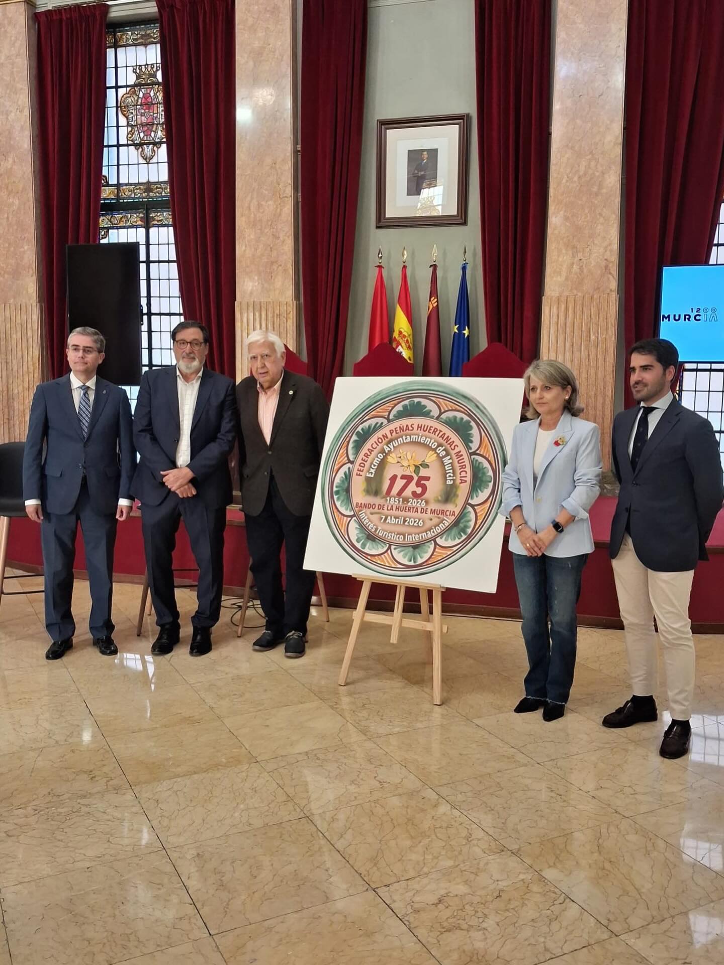 Acto de presentación del Perraneo del Año y la Huertana del Año 🎉
Hoy ha sido la presentación de Ricardo Robles Campos y María Estrella Núñez Delicado, como Perraneo del Año y Huertana del Año👑
El acto ha estado presidido por nuestro presidente, Juan García Serrano, en el Salón de Plenos del Ayuntamiento de Murcia, con la asistencia de Diego Avilés y Jesús Pacheco, concejales de Cultura e Identidad y de Turismo, respectivamente.
¡Enhorabuena a los protagonistas! 💚
#Murcia #Tradiciones #CulturaMurciana #Huertanos #FiestasDeMurcia