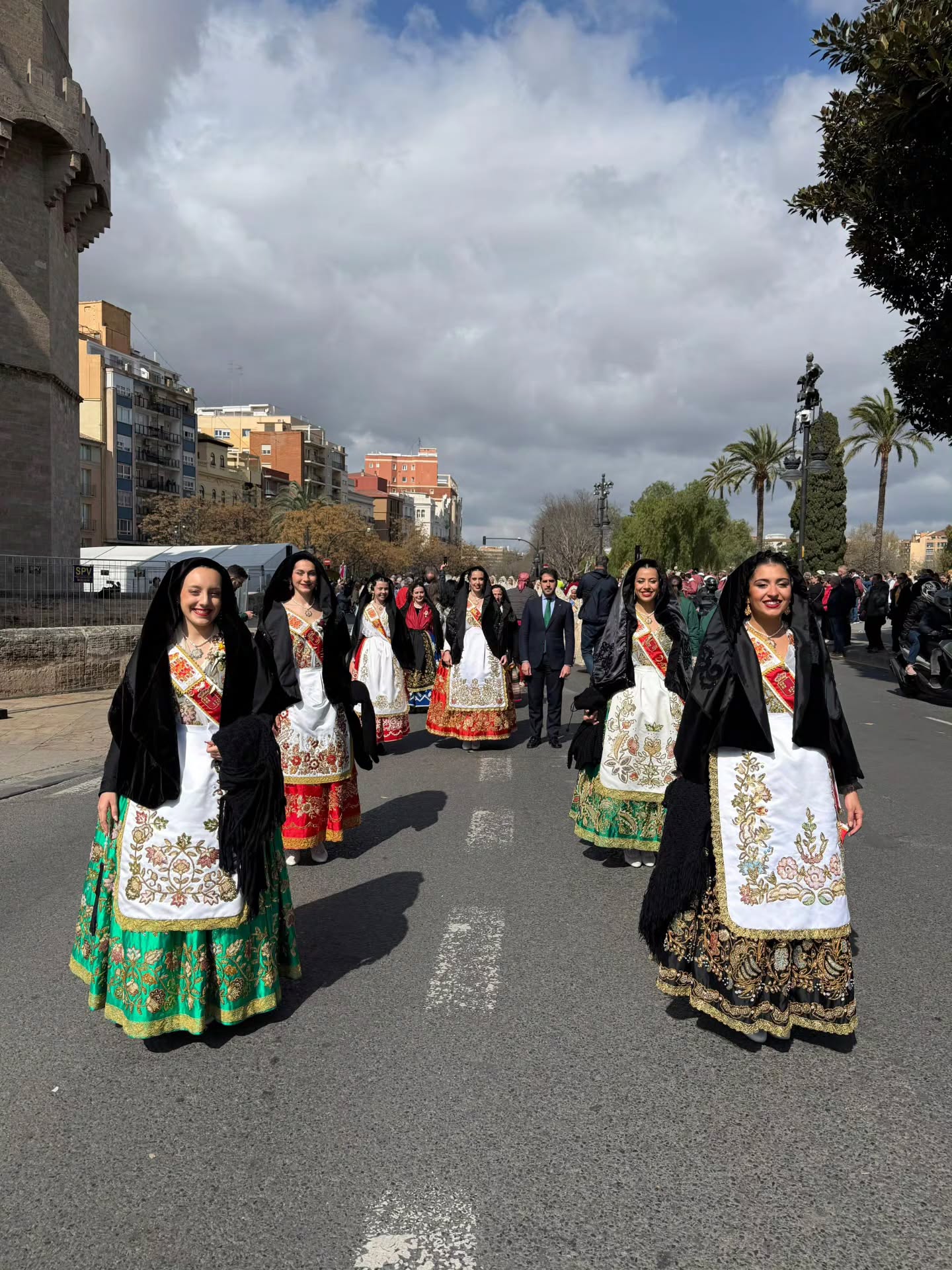 🔥🎆 Tercer día de Fallas 🎆🔥
La jornada comienza con la energía que caracteriza a estas fiestas, disfrutando de un delicioso desayuno en la Falla Dr. Olóriz ☕🥐, donde no faltan las risas, la convivencia y ese ambiente tan especial que solo se vive en Fallas.
🌸 A continuación, tiene lugar uno de los actos más emotivos: la Ofrenda a San José, acompañada de un colorido pasacalles que recorre las calles hasta llegar a la Catedral ⛪. Allí se celebra una solemne misa oficiada por el arzobispo de Valencia, monseñor Enrique Benavent, en un acto cargado de tradición, respeto y sentimiento fallero.
💥 El estruendo y la emoción continúan con la esperada mascletà en la Plaza del Ayuntamiento, donde la pólvora se convierte en protagonista. Este acto cuenta con la presencia de nuestras Reinas de la Huerta 👑🌸 Alba Franco y 👑🌼 Alejandra Belmonte, junto a Diego Avilés, Concejal de Cultura e Identidad del Ayuntamiento de Murcia, quienes disfrutan de uno de los momentos más representativos de la fiesta.
🍽️ La jornada sigue con la comida oficial en el Palacio de la Exposición, un espacio de encuentro donde se refuerzan lazos entre delegaciones y se realiza la entrega de detalles y recuerdos conmemorativos de las Fallas 2026.
🔥 Por la tarde, el espectáculo se traslada a las calles con la impresionante Cabalgata del Fuego, un desfile lleno de luz, color, música y pirotecnia que deja sin aliento a todos los asistentes y eleva la emoción a su punto más alto.
🌙 Ya entrada la noche, tiene lugar la cena en el Ateneo junto al resto de delegaciones.
✨ Uno de los instantes más entrañables llega con la Cremà de la Falla Infantil Municipal, acto al que asiste nuestra Reina Infantil 👑🌼 Alejandra Belmonte, despidiendo con emoción el trabajo y la ilusión de los más pequeños.
🎇 La jornada culmina con la cena oficial en el Ayuntamiento a la que asiste nuestra Reina de la Huerta 👑🌸 Alba Franco y, como broche final, la esperada Cremà de la Falla Municipal 🔥🏛️, donde el fuego simboliza el cierre de las fiestas y el comienzo de un nuevo ciclo lleno de ilusión.
#Fallas #Valencia #Tradición #Fiesta #Fuego ReinasDeLaHuerta Murcia Cultura PasiónFallera