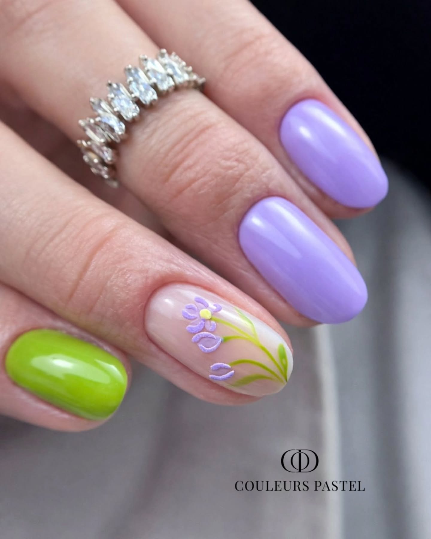 🌼 Flower power 🌼 Le nail art du moment ? Les fleurs, évidemment 💅 Multicolores ou minimalistes, discrètes ou plus travaillées… elles annoncent toutes l’arrivée du printemps 🌼 On les adore parce qu’elles s’adaptent à toutes les envies, du look chic et sophistiqué aux poses plus fun et colorées 🌷 Une tendance incontournable pour apporter douceur et fraîcheur à vos poses 🤍 Retrouvez tous les produits sur notre sur notre site : COD Nail Système et en boutique : 📍 6 Chemin du Pastel, Villefranche-de-Lauragais (31) #codnailsystem #springnails #nailartaddict #nailartist #flowernails