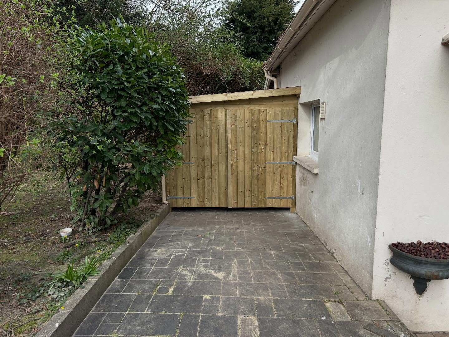 Abri de jardin en bois avec Batibois jardin Batiev.
Vous cherchez à aménager un espace de rangement pratique et élégant dans votre jardin ? L’abri de jardin en bois est la solution idéale pour valoriser votre extérieur. Polyvalent et esthétique, il offre une surface de stockage supplémentaire et peut devenir un atelier ou un espace de vie complémentaire. Fabriqués en pin nos modèles sur mesure, faciles à assemble sont conçus pour une longue durée de vie et s’intègrent parfaitement à votre environnement et faites de votre projet une réalité ! www.batibois-idf.com #abrisjardin #surmesure #îledefrance #batibois #abrissurmesure
