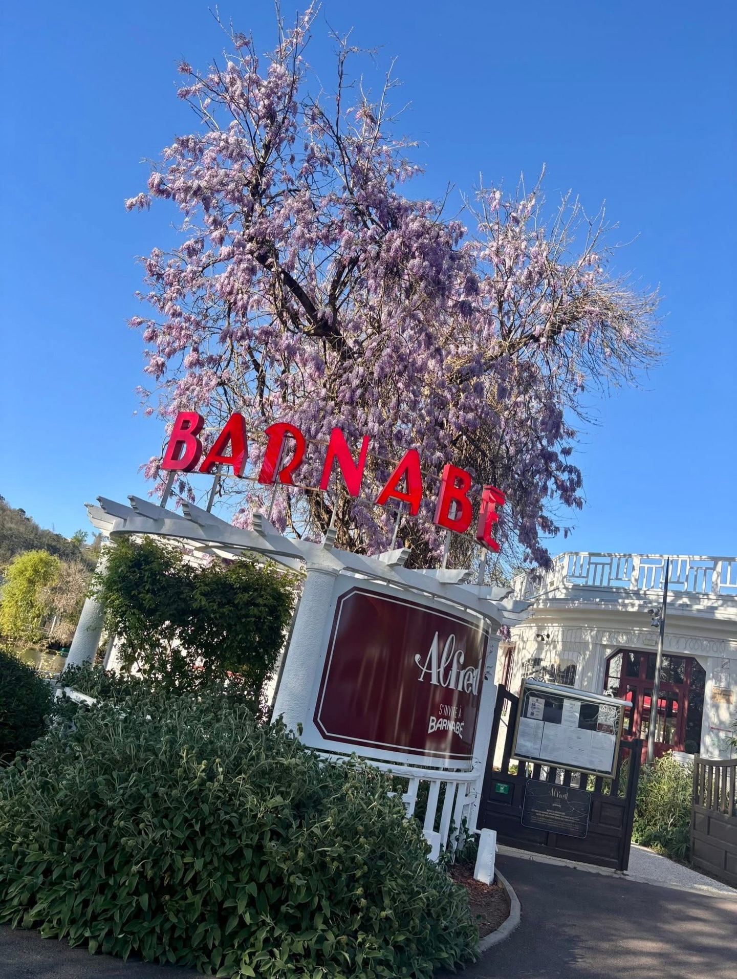 Ça se passe comme ça chez Barnabé !!! Des moments gourmands et conviviaux dans un cadre magnifique…
À tout de suite !!! 🥰☺️
(Merci à nos clients pour ces jolies photos…) 🙏🏽