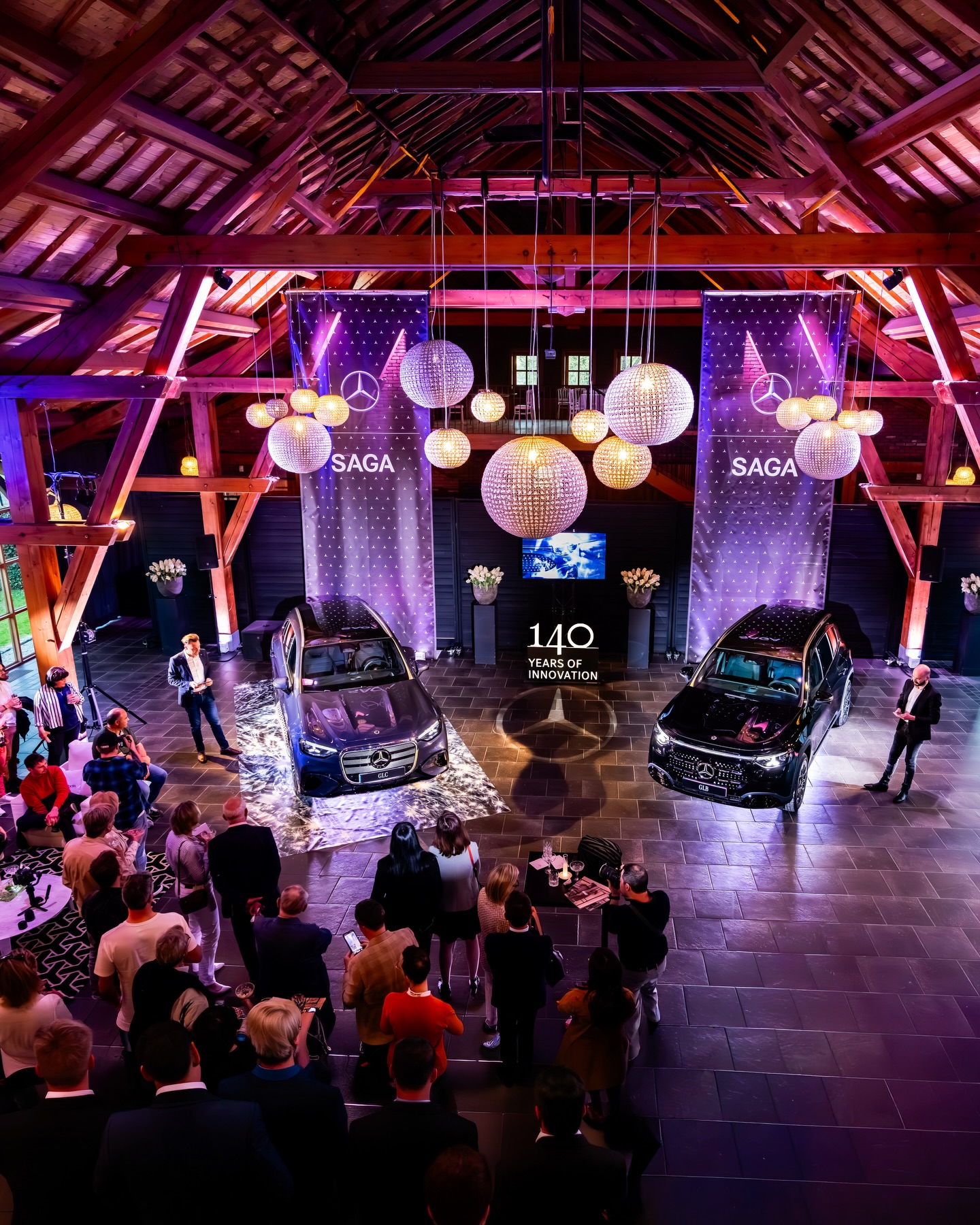 Une parenthèse hors du temps 💎 C’est dans le cadre enchanteur de la Ferme des Templiers que nous avons eu le plaisir de dévoiler les Nouveaux GLC et GLB, lors d’une soirée placée sous le signe du cristal. Reflets scintillants, atmosphère élégante et instants privilégiés… chaque détail a été pensé pour offrir à nos invités une expérience immersive et mémorable. Aux côtés de partenaires d’exception : La Maison du Piano Steinway & Sons, la joaillerie Maison Dael & Grau, le parfumeur Zielinski & Rozen, Roche Bobois et Cybex. Cette soirée a su conjuguer avec élégance design, savoir-faire et art de vivre. Merci à tous pour votre présence et pour avoir contribué à faire de ce lancement un moment unique. ✨ #SAGAMercedes #Mercedes #GLC #GLB #Innovation Design Lille