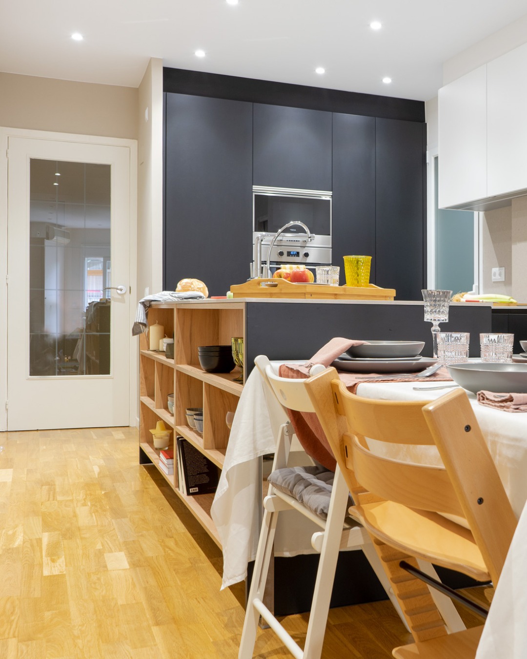 En esta 𝗿𝗲𝗰𝗼𝗽𝗶𝗹𝗮𝗰𝗶ó𝗻 𝗱𝗲 𝗳𝗼𝘁𝗼𝘀 queremos destacar 𝗰𝗼𝗰𝗶𝗻𝗮𝘀 𝗶𝗻𝘁𝗲𝗴𝗿𝗮𝗱𝗮𝘀 𝗲𝗻 𝗲𝗹 𝗰𝗼𝗺𝗲𝗱𝗼𝗿. Te enseñamos cómo ganar amplitud eliminando barreras visuales y dejando que la casa respire:
Más claridad
Conexión real
Diseño integrado
Desliza para descubrir cómo transformamos la oscuridad en espacios de vida.
¿𝗘𝗿𝗲𝘀 𝗱𝗲 𝗹𝗼𝘀 𝗾𝘂𝗲 𝗽𝗿𝗶𝗼𝗿𝗶𝘇𝗮 𝗹𝗮 𝗹𝘂𝘇 𝗻𝗮𝘁𝘂𝗿𝗮𝗹 𝗽𝗼𝗿 𝗲𝗻𝗰𝗶𝗺𝗮 𝗱𝗲 𝘁𝗼𝗱𝗼? ¡𝗧𝗲 𝗹𝗲𝗲𝗺𝗼𝘀! 👇🏼
--
En aquesta 𝗿𝗲𝗰𝗼𝗽𝗶𝗹𝗮𝗰𝗶ó 𝗱𝗲 𝗳𝗼𝘁𝗼𝘀 volem destacar 𝗰𝘂𝗶𝗻𝗲𝘀 𝗶𝗻𝘁𝗲𝗴𝗿𝗮𝗱𝗲𝘀 𝗮𝗹 𝗺𝗲𝗻𝗷𝗮𝗱𝗼𝗿. Et mostrem com guanyar amplitud eliminant barreres visuals i deixant que la casa respiri:
Més claredat
Connexió real
Disseny integrat
Desplaça per descobrir com transformem la foscor en espais de vida.
𝗘𝘁𝘀 𝗱𝗲𝗹𝘀 𝗾𝘂𝗲 𝗽𝗿𝗶𝗼𝗿𝗶𝘁𝘇𝗲𝗻 𝗹𝗮 𝗹𝗹𝘂𝗺 𝗻𝗮𝘁𝘂𝗿𝗮𝗹 𝗽𝗲𝗿 𝘀𝗼𝗯𝗿𝗲 𝗱𝗲 𝘁𝗼𝘁? 𝗧’𝗵𝗶 𝗹𝗹𝗲𝗴𝗶𝗺! 👇🏼
#glowrehabilitastudio #santcugatdelvalles #reformaintegral #arquitecturainterior #valldoreix #laplorella