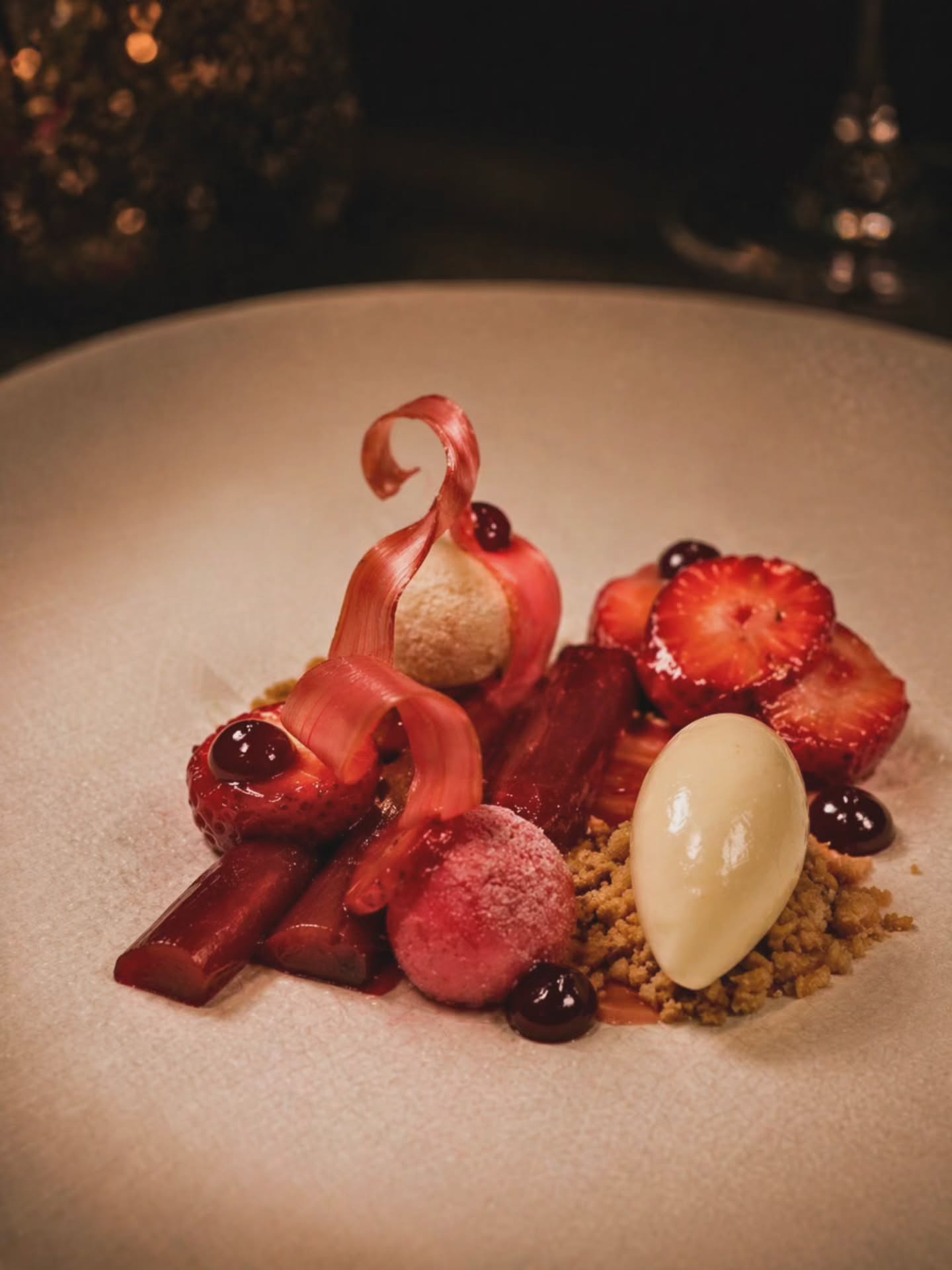 Nouveau dessert à découvrir à la carte.
Un dessert tout en contraste, entre fraîcheur et gourmandise.
La rhubarbe apporte une légère vivacité, la fraise vient adoucir l’ensemble avec délicatesse…
Une assiette équilibrée, pensée dans le détail.
Un nouveau dessert signé @lisa.__k , notre pâtissière, qui prolonge l’expérience avec justesse.
Pour toute demande ou réservation, rendez-vous sur le lien en bio ou contactez-nous directement.
📞 01 60 97 99 57
📧 contact@le10vins.fr
📍 Chanteloup-en-Brie (77)
Laissez-vous porter, savourez autrement !
#le10vinsrestaurant #chanteloupenbrie #valdeuropefood #marnevalleefood #dessertgourmet