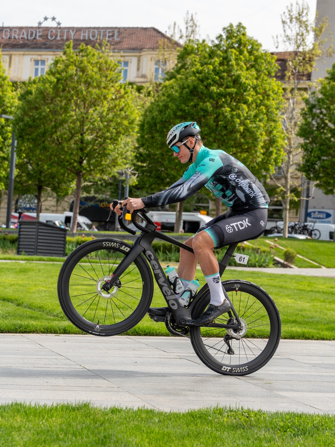 🇷🇸 Eventful start in Belgrade! 🇧🇦
Double stage straight away on the first day 👀. Despite the high winds and high tempo, Veljko secured second place on stage 1a, while Niki sprinted to fourth on the 1b etappe. We are heading into today’s stage from a comfortable 2nd spot on GC, with around a 30-second advantage.
The bad news is that we lost Luca in a crash yesterday; we are wishing him a speedy recovery! 🥹
The full report with interviews is already on the website. 🗣️
-
🇷🇸 Minden is volt Belgrádban! 🇧🇦
Rögtön egy dupla szakasszal indítottunk az első napon 👀. Az erős szél és a nagy tempó ellenére Veljko megszerezte a második helyet az 1a félszakaszon, míg Niki a negyedik helyre sprintelt az 1b etapon. Így a mai szakaszt kényelmes helyzetből, az összetett 2. helyéről várjuk, körülbelül 30 másodperc előnnyel.
A rossz hír viszont, hogy Lucát egy tegnapi bukás miatt elveszítettük; gyors felépülést kívánunk neki! 🥹
A teljes beszámoló az interjúkkal együtt már elérhető a weboldalon! 🗣️
📸 @lapajhu
#tus_riders #TeamUnitedShipping