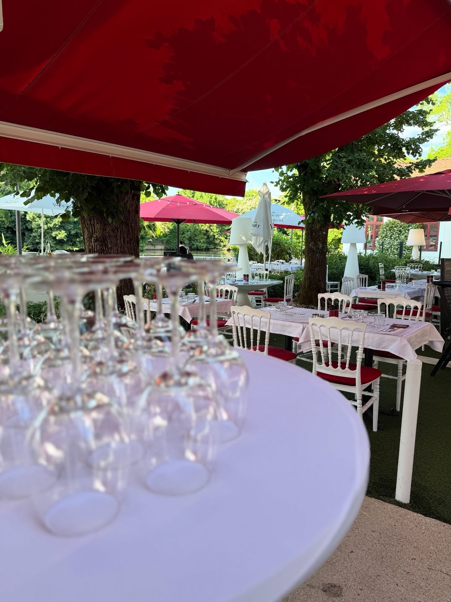 On est encore en Avril, mais ce soleil nous donne envie de prolonger les journées comme en plein été…!!!
À tout de suite…!!! 🥰☀️🍹