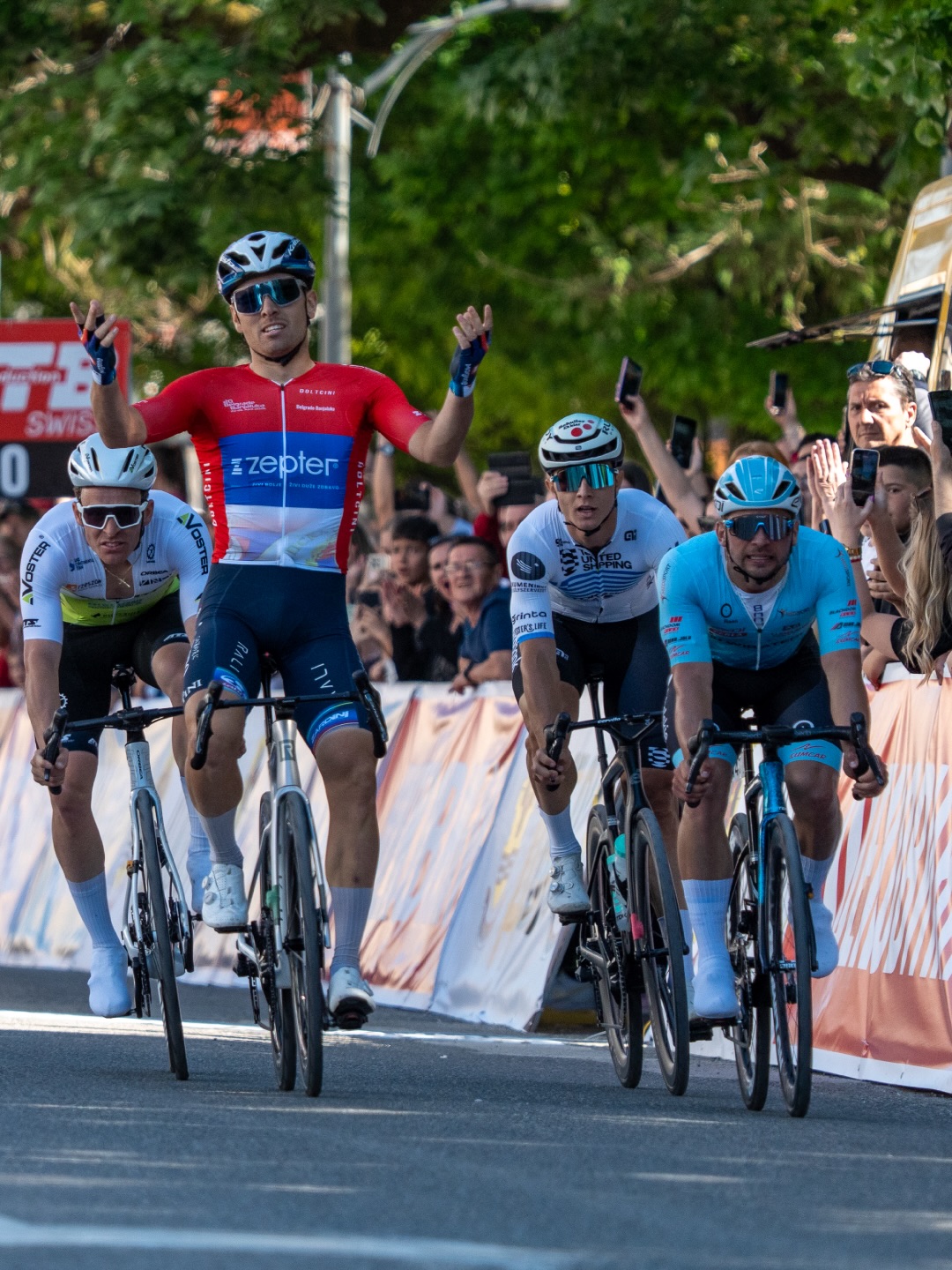 🛡️ Belgrade–Banjaluka: done. 🫡
On today’s stage, Niki sprinted to 4th place, while Veljko secured his second place on GC. The team also brought home the Team Classification. We can say we had a successful four days here, taking a stage win and finishing in the top 5 on every stage.
Although not everything was perfect, as we lost Luca to a crash on the first day, we know it won’t be long until our beloved Romanian is back. Get well soon, Luca! 🇷🇴
-
🛡️ Belgrade–Banjaluka ilyen: kész! 🫡
A mai szakaszon Niki ismét közel volt a sikerhez, egy negyedik hellyel zárt. Veljkóval sikerült megvédenünk az összetett második helyet, a csapat pedig megnyerte a csapatversenyt! Sikeres négy nap áll mögöttünk: szereztünk egy szakaszgyőzelmet, és minden nap ott voltunk valakivel az első ötben.
A dolog kevésbé szép része, hogy Lucát már az első napon elveszítettük egy bukás miatt. Reméljük, a gyógyulása gyors és teljes lesz, és hamarosan újra a kerékpáron láthatjuk!
📸 @lapajhu
#tus_riders #TeamUnitedShipping