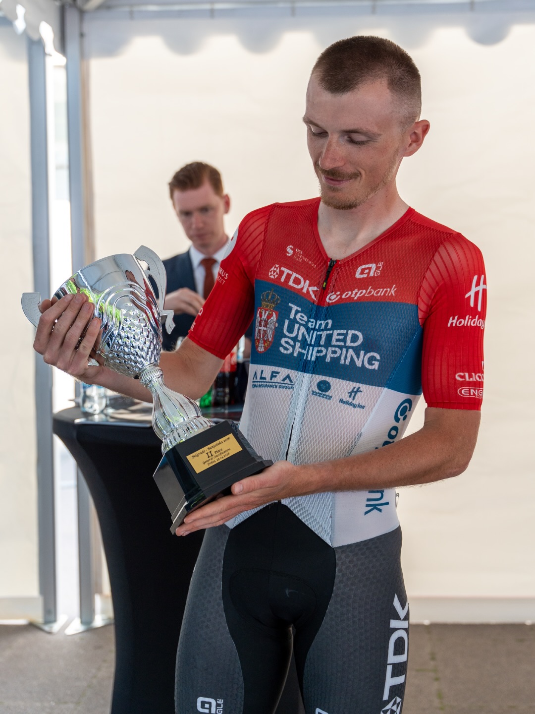 🛡️ Belgrade–Banjaluka: done. 🫡
On today’s stage, Niki sprinted to 4th place, while Veljko secured his second place on GC. The team also brought home the Team Classification. We can say we had a successful four days here, taking a stage win and finishing in the top 5 on every stage.
Although not everything was perfect, as we lost Luca to a crash on the first day, we know it won’t be long until our beloved Romanian is back. Get well soon, Luca! 🇷🇴
-
🛡️ Belgrade–Banjaluka ilyen: kész! 🫡
A mai szakaszon Niki ismét közel volt a sikerhez, egy negyedik hellyel zárt. Veljkóval sikerült megvédenünk az összetett második helyet, a csapat pedig megnyerte a csapatversenyt! Sikeres négy nap áll mögöttünk: szereztünk egy szakaszgyőzelmet, és minden nap ott voltunk valakivel az első ötben.
A dolog kevésbé szép része, hogy Lucát már az első napon elveszítettük egy bukás miatt. Reméljük, a gyógyulása gyors és teljes lesz, és hamarosan újra a kerékpáron láthatjuk!
📸 @lapajhu
#tus_riders #TeamUnitedShipping