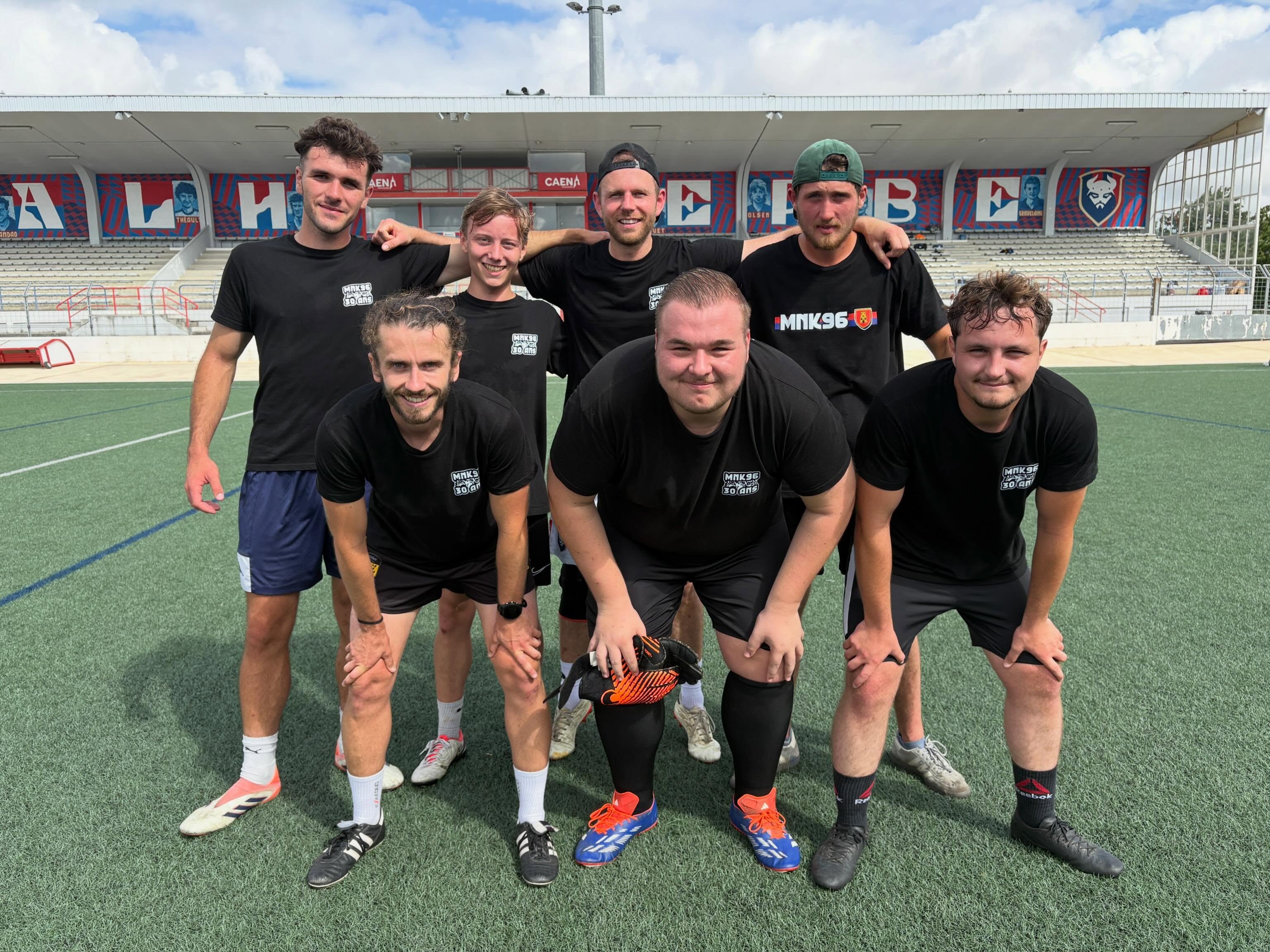 🏆 Au terme d’une matinée placée sous le signe du football approximatif, des contrôles douteux puis du barbecue salvateur, la WAMcup 2026 a rendu son verdict : c’est le @malherbenormandykop qui fête ses 30 ans avec le précieux Trophée !
Le classement de cette édition :
🥇 Le MNK96
🥈 Le FC Presse
🥉 WAM 😯
4⃣ Les Oranges/ForumSMC canal historique
5⃣ Les PotaWAM
❤️ Un grand merci à tous les participants, ainsi qu’à la @caenofficiel pour le prêt du mythique Stade Venoix et à Jonathan Lasry alias Le Petit Prince de la merguez de @boucheriemarcelcaen pour ses merguez qui restent à jamais les meilleures de l’univers !
👏 Un merci tout particulier pour JB, @micbiab et @dimczerwony qui ont œuvré à l’organisation de cette WAMcup ! 🏆 Au terme d’une matinée placée sous le signe du football approximatif, des contrôles douteux puis du barbecue salvateur, la WAMcup 2026 a rendu son verdict : c’est le @malherbenormandykop qui fête ses 30 ans avec le précieux Trophée !
Le classement de cette édition :
🥇 Le MNK96
🥈 Le FC Presse
🥉 WAM 😯
4⃣ Les Oranges/ForumSMC canal historique
5⃣ Les PotaWAM
❤️ Un grand merci à tous les participants, ainsi qu’à la @caenofficiel pour le prêt du mythique Stade Venoix et à Jonathan Lasry alias Le Petit Prince de la merguez de @boucheriemarcelcaen pour ses merguez qui restent à jamais les meilleures de l’univers !
👏 Un merci tout particulier pour JB, @micbiab et @dimczerwony qui ont œuvré à l’organisation de cette WAMcup !