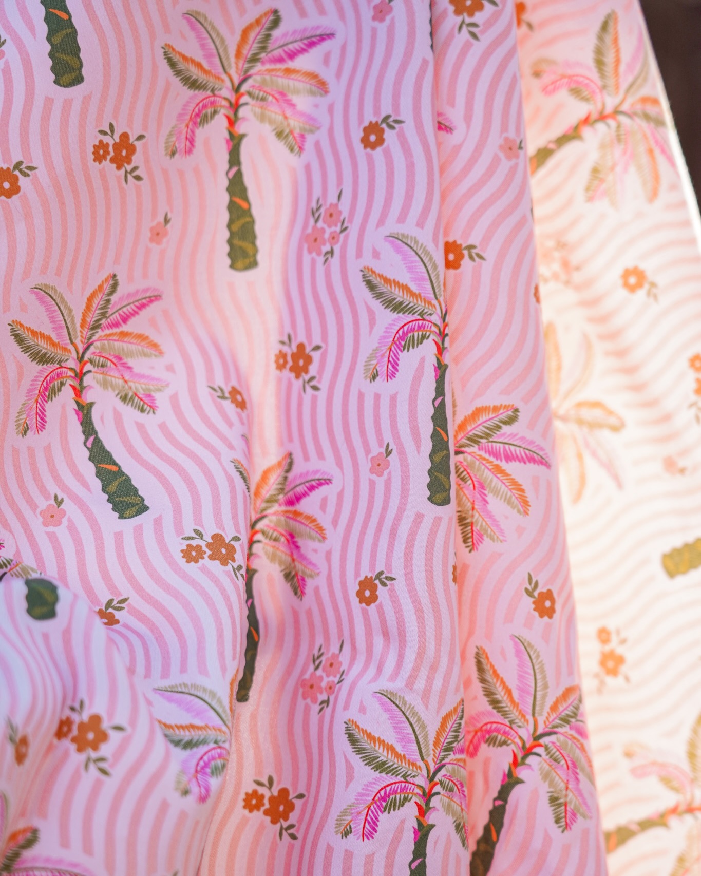 ✨✨ NOUVEAUTÉS CASA LA FORÊT ✨
Je suis tellement contente de vous présenter ces deux nouveaux imprimés, imaginés et composés par mes soins 😻🌴🌸
J’ai associé des rayures, des petites fleurs et une ambiance tropicale douce pour créer deux tissus pleins de fraîcheur, parfaits pour les beaux jours.
🌸 Satin de coton
📏 Laize 160 cm
🧵 Idéal pour coudre robes, chemises, blouses, pyjamas ou accessoires.
💛 Précommande ouverte jusqu’au dimanche 12 juillet uniquement.
Les tissus seront imprimés en fonction des quantités commandées, alors si un motif vous fait craquer, c’est le moment de réserver votre métrage.
Alors… vous choisissez lequel ? 🌸 Les rayures fleuries ou 🌴 les palmiers ?
#diycouture #CoutureAddict #tutocouture #SatinDeCoton #coudre