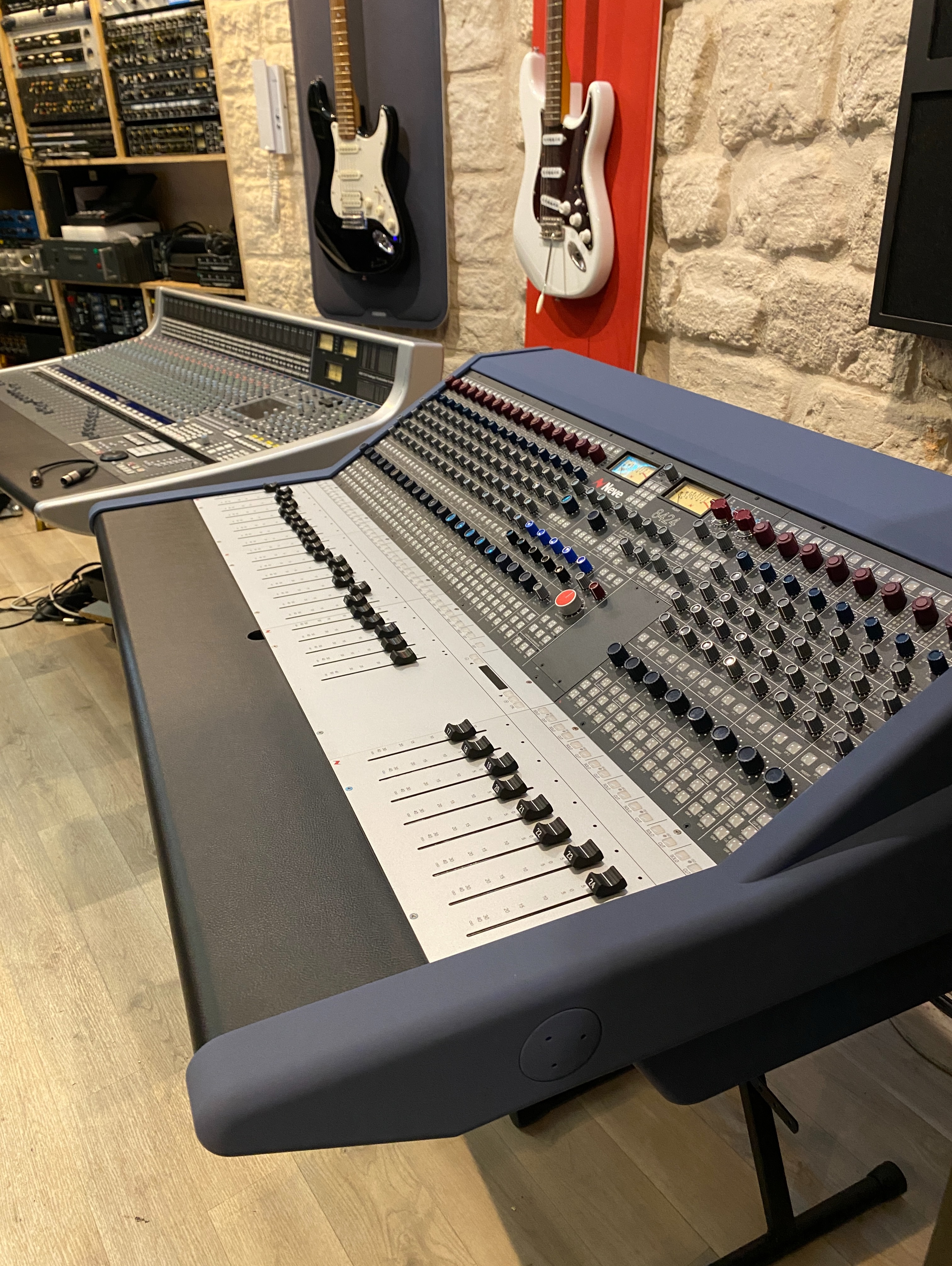 Nouvelle arrivée au showroom. 🚨
La Neve 8424 vient de prendre place chez Studio Dealers. Une console pensée pour les studios modernes, avec le son et le workflow Neve.
Qui a hâte de la découvrir ? 👀