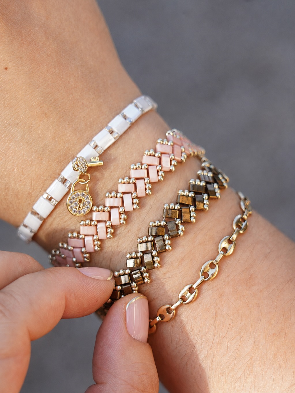 Si vous vous ĂȘtes dĂ©jĂ baladĂ©e sur mon blog, vous lâavez peut-ĂȘtre vu passer đ
Jâai publiĂ© le tutoriel pour rĂ©aliser ces jolis bracelets chevrons en perles Miyuki Half Tila đ
Le dĂ©marrage du tissage peut sembler un peu casse-tĂȘte⊠mais promis, une fois quâon a compris la logique, ça devient beaucoup plus simple et ça avance assez vite đ„° Jâai essayĂ© de vous dĂ©tailler chaque Ă©tape le plus clairement possible pour que vous puissiez facilement vous lancer.
Jâadore le rendu de ces bracelets en perles Miyuki : Ă la fois graphique, dĂ©licat et trĂšs chic âš Et je les trouve encore plus beaux portĂ©s en accumulation !
Alors, quelle association de couleurs choisiriez-vous pour le vĂŽtre ? đ
#BraceletMiyuki #PerlesMiyuki #MiyukiHalfTila #braceletchevron #tutobijoux