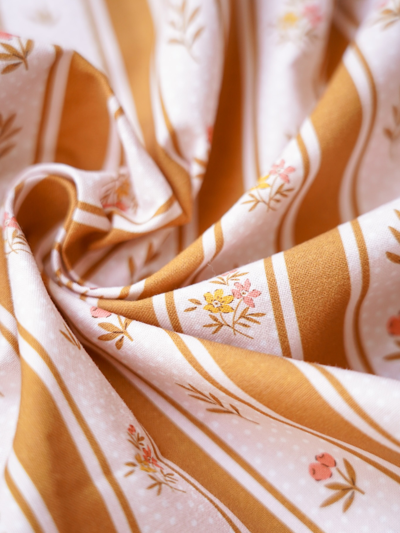 Un joli mĂ©li-mĂ©lo de photos pour vous montrer ce que jâai cousu derniĂšrement avec les deux tissus que je vous propose en ce moment sur le shop đžâš
Au programme :
đ§” une trousse cousue Ă partir de mon patron Primavera
đȘĄ un coussin, associĂ© Ă un joli velours et rehaussĂ© dâun passepoil corail⊠jâadore ce mĂ©lange de matiĂšres et de couleurs !
Et comme le coussin Ă©tait pour lâentrĂ©e, jâen profite pour glisser quelques photos de la dĂ©co đĄđ
Petit rappel : les deux tissus sont disponibles en prĂ©commande jusquâĂ demain soir seulement sur le shop ! đ«
#coutureaddict #tutocouture #jecoudsmagarderobe #patroncouture #tissuaddict