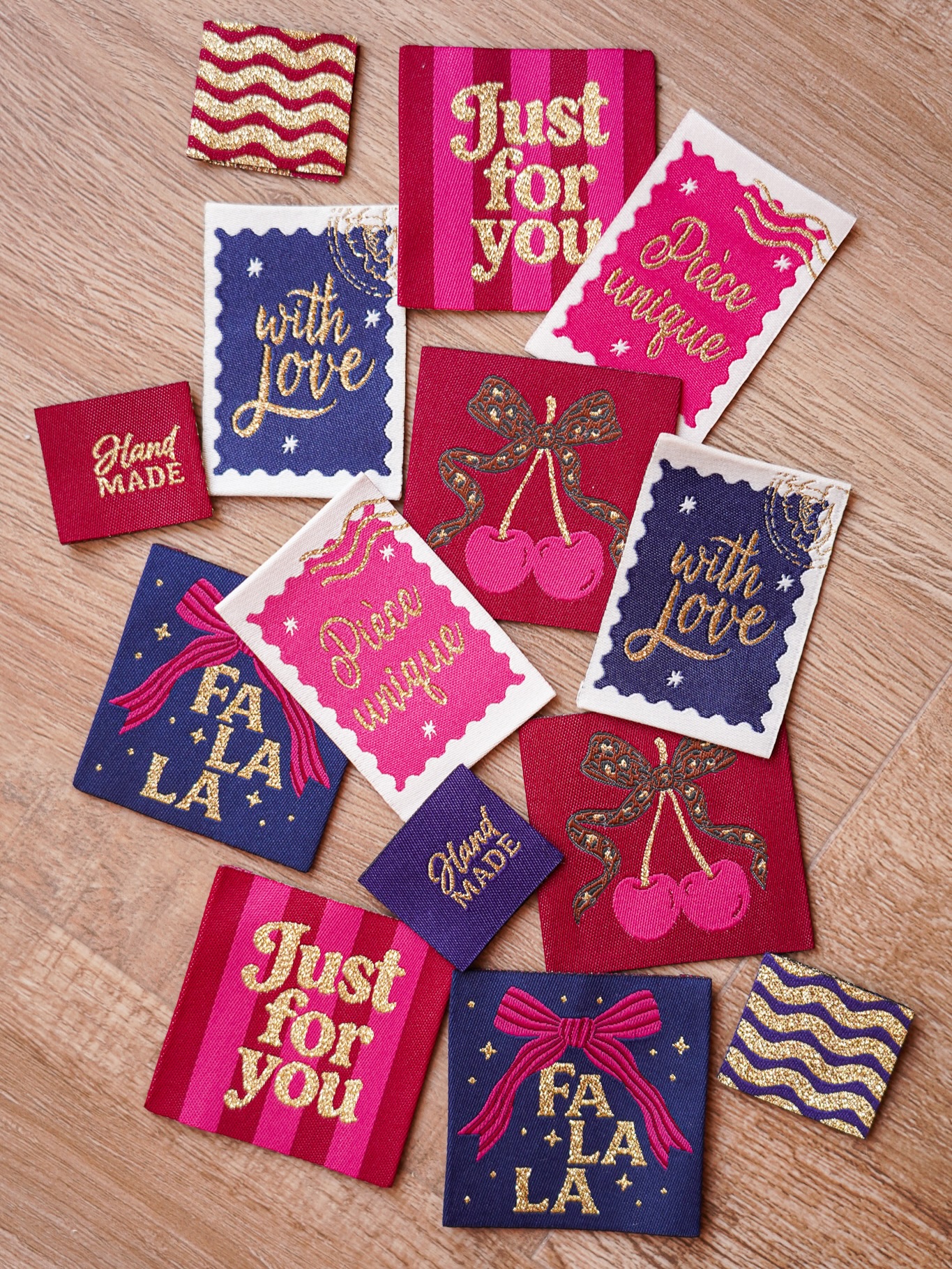 đ De nouvelles Ă©tiquettes Ă coudre sont en ligne ! âš
La collection sâagrandit⊠et prend un tout petit peu des couleurs dâhiver đâšđ
Notamment avec les Ă©tiquettes « With love » et « PiĂšces uniques » qui se dĂ©clinent dans de nouveaux coloris, pensĂ©s pour sâaccorder avec les « Falala », « Cerises » et « Just for you »â€ïž
Les anciens coloris (corail et vert clair) sont encore disponibles, mais il nâen reste plus beaucoup !
Et si je vous parle dĂ©jĂ de lâhiver⊠câest parce que je sais que certaines dâentre vous commencent Ă prĂ©parer leurs cadeaux de NoĂ«l faits main đđ§” Alors jâai anticipĂ© Ă©galement đ
Parmi les autres nouveautés :
⚠« PĂšre-fect », lâĂ©tiquette parfaite Ă glisser sur une crĂ©ation cousue main pour les papas đ
⚠« Cousu main darling » revient avec un tout nouveau design.
âš Et dâautres nouvelles Ă©tiquettes couture sont Ă dĂ©couvrir sur la boutiqueâŠ
Alors, est-ce que vous allez anticiper les cadeaux de NoĂ«l, cette annĂ©e ? đđ«Ł
âĄïž Ă©tiquettes disponibles sur casalaforet.fr
#diycouture #couture #passioncouture #ideescouture #coutureaddict