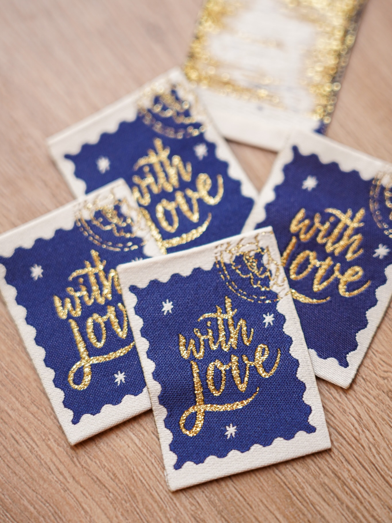 đ De nouvelles Ă©tiquettes Ă coudre sont en ligne ! âš
La collection sâagrandit⊠et prend un tout petit peu des couleurs dâhiver đâšđ
Notamment avec les Ă©tiquettes « With love » et « PiĂšces uniques » qui se dĂ©clinent dans de nouveaux coloris, pensĂ©s pour sâaccorder avec les « Falala », « Cerises » et « Just for you »â€ïž
Les anciens coloris (corail et vert clair) sont encore disponibles, mais il nâen reste plus beaucoup !
Et si je vous parle dĂ©jĂ de lâhiver⊠câest parce que je sais que certaines dâentre vous commencent Ă prĂ©parer leurs cadeaux de NoĂ«l faits main đđ§” Alors jâai anticipĂ© Ă©galement đ
Parmi les autres nouveautés :
⚠« PĂšre-fect », lâĂ©tiquette parfaite Ă glisser sur une crĂ©ation cousue main pour les papas đ
⚠« Cousu main darling » revient avec un tout nouveau design.
âš Et dâautres nouvelles Ă©tiquettes couture sont Ă dĂ©couvrir sur la boutiqueâŠ
Alors, est-ce que vous allez anticiper les cadeaux de NoĂ«l, cette annĂ©e ? đđ«Ł
âĄïž Ă©tiquettes disponibles sur casalaforet.fr
#diycouture #couture #passioncouture #ideescouture #coutureaddict