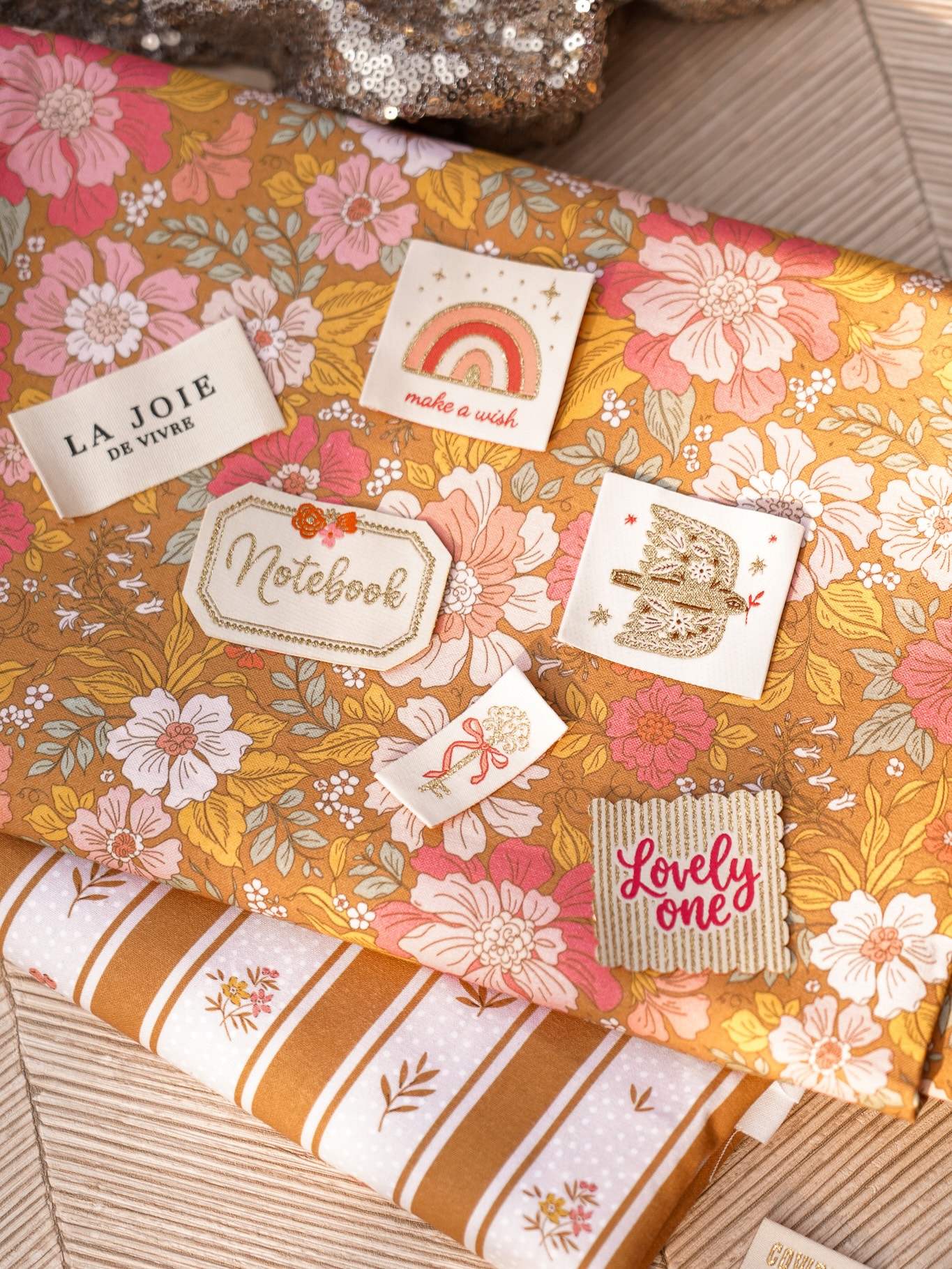 âš NOUVEAUTĂS SUR LE SHOP âš
Deux nouveaux tissus font leur petite apparition ! đ§” Cette fois-ci, jâai choisi une toile 100 % coton, dĂ©clinĂ©e en deux nouveaux motifs đ€
đŒ Un coloris moutarde, parfait pour prolonger encore un peu lâĂ©té⊠tout en faisant doucement un premier pas vers lâautomne đ
đż Un motif fleuri Ă lâesprit vintage, avec ce petit cĂŽtĂ© ancien et intemporel que jâaime tant.
Les deux tissus sont disponibles en prĂ©commande jusquâĂ jeudi prochain âš
(Jâai dĂ©jĂ cousu le tissu rayĂ© pour mâen faire un Ă©dredon pour lâentrĂ©e ! Je vous montrerai ça)
Et⊠il se pourrait quâil y ait aussi pas mal de nouveautĂ©s du cĂŽtĂ© des Ă©tiquettes đ€đ·ïž
Je vous ferai un post dĂ©diĂ© un peu plus tard, mais pour les curieuses, elles sont dĂ©jĂ en ligne sur le shop đ
Alors, lequel des deux nouveaux tissus est votre prĂ©fĂ©rĂ© ? đ€đđ©·
#coutureaddict #diycouture #tissuaddict #coudre #cousette