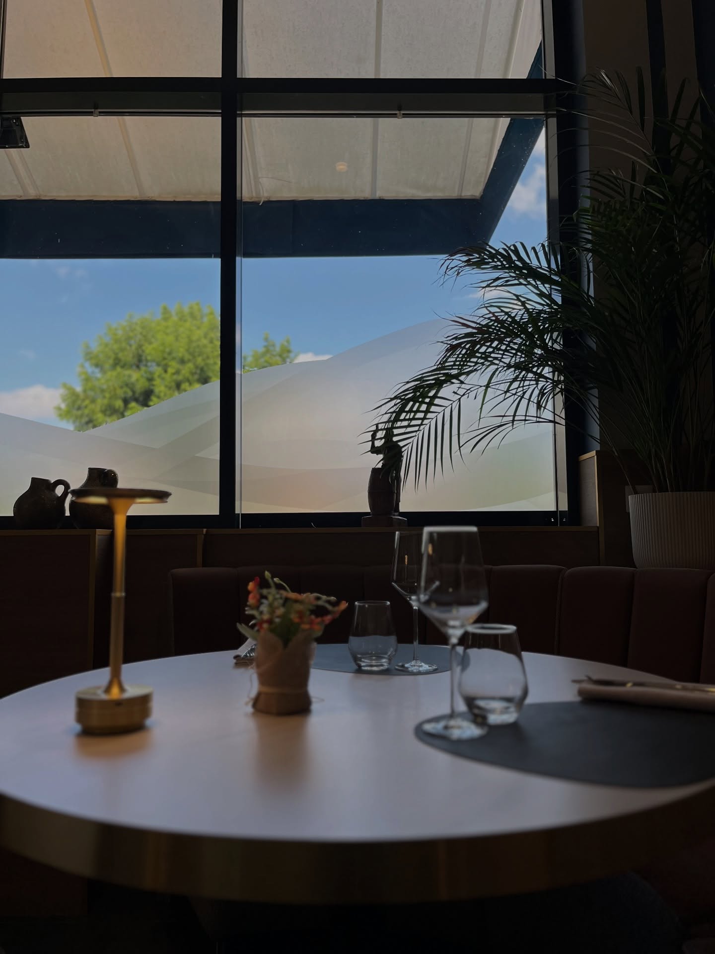 Chaque table raconte une atmosphère… Laquelle choisirez-vous pour votre prochaine expérience au 10 Vins ? » 🍷
.
#chanteloupenbrie #gastronomiefrancaise #parisrestaurant #gastronomia #luxurydining