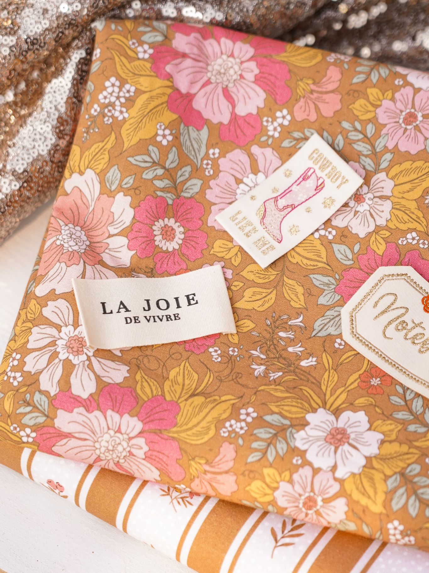 âš NOUVEAUTĂS SUR LE SHOP âš
Deux nouveaux tissus font leur petite apparition ! đ§” Cette fois-ci, jâai choisi une toile 100 % coton, dĂ©clinĂ©e en deux nouveaux motifs đ€
đŒ Un coloris moutarde, parfait pour prolonger encore un peu lâĂ©té⊠tout en faisant doucement un premier pas vers lâautomne đ
đż Un motif fleuri Ă lâesprit vintage, avec ce petit cĂŽtĂ© ancien et intemporel que jâaime tant.
Les deux tissus sont disponibles en prĂ©commande jusquâĂ jeudi prochain âš
(Jâai dĂ©jĂ cousu le tissu rayĂ© pour mâen faire un Ă©dredon pour lâentrĂ©e ! Je vous montrerai ça)
Et⊠il se pourrait quâil y ait aussi pas mal de nouveautĂ©s du cĂŽtĂ© des Ă©tiquettes đ€đ·ïž
Je vous ferai un post dĂ©diĂ© un peu plus tard, mais pour les curieuses, elles sont dĂ©jĂ en ligne sur le shop đ
Alors, lequel des deux nouveaux tissus est votre prĂ©fĂ©rĂ© ? đ€đđ©·
#coutureaddict #diycouture #tissuaddict #coudre #cousette