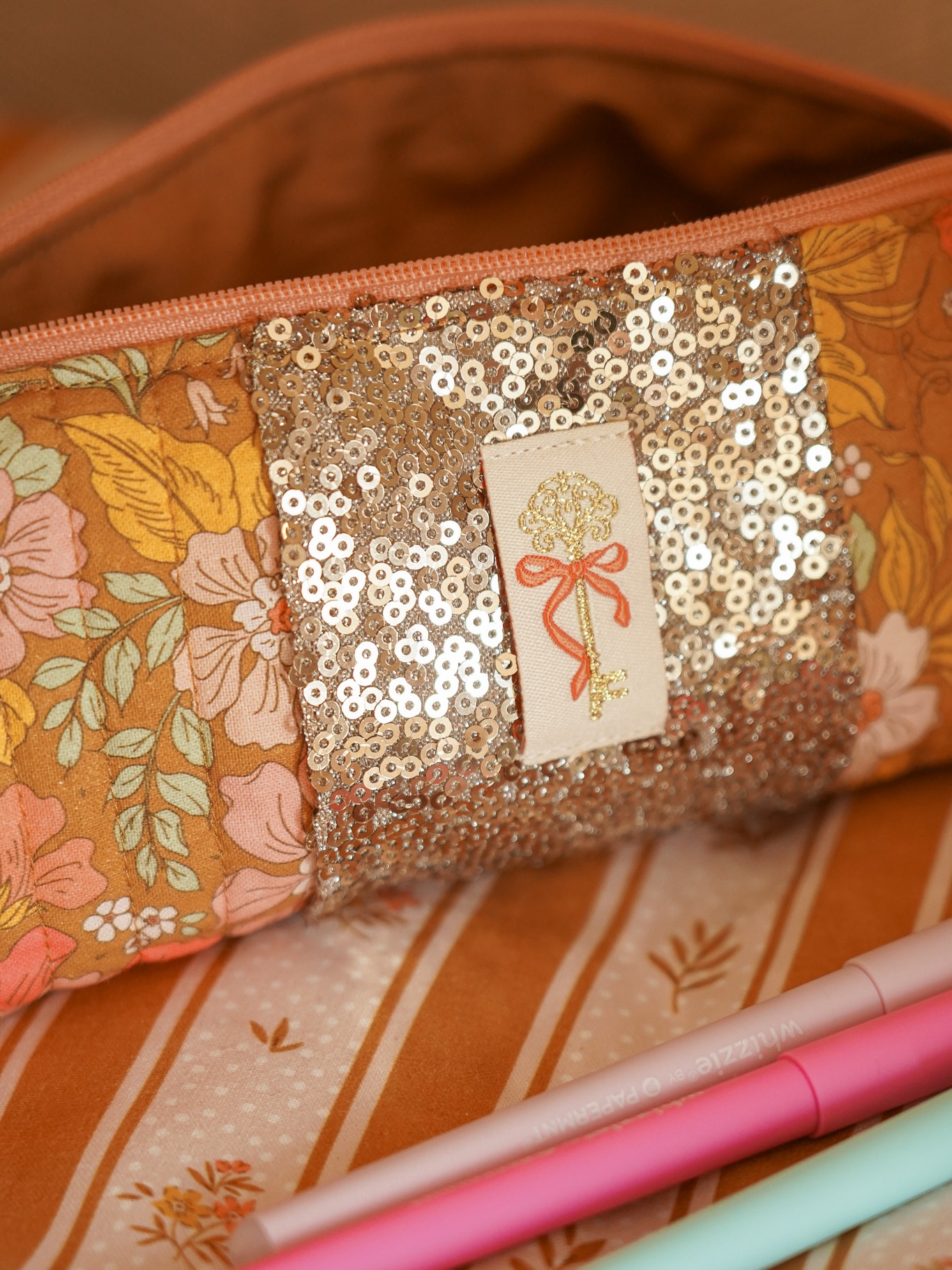 Un joli mĂ©li-mĂ©lo de photos pour vous montrer ce que jâai cousu derniĂšrement avec les deux tissus que je vous propose en ce moment sur le shop đžâš
Au programme :
đ§” une trousse cousue Ă partir de mon patron Primavera
đȘĄ un coussin, associĂ© Ă un joli velours et rehaussĂ© dâun passepoil corail⊠jâadore ce mĂ©lange de matiĂšres et de couleurs !
Et comme le coussin Ă©tait pour lâentrĂ©e, jâen profite pour glisser quelques photos de la dĂ©co đĄđ
Petit rappel : les deux tissus sont disponibles en prĂ©commande jusquâĂ demain soir seulement sur le shop ! đ«
#coutureaddict #tutocouture #jecoudsmagarderobe #patroncouture #tissuaddict