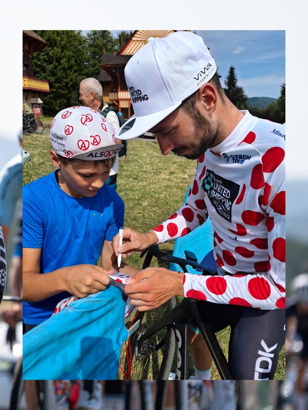 🔵➕🔴⚪️
A turbulent, fast, and hard four days for us in Czechia!
Despite setbacks, the guys never gave up, and together they managed to grab the KOM jersey with Michal as the main character. Everyone is either already in good shape or getting there, which will make our next huge racing block quite promising.
The next mission will be the West Bohemia Tour with our U23 riders 🫡
-
Kemény, de kifizetődő négy nap áll mögöttünk Csehországban – a srácok egy percre sem adták fel! A kemény munka meg is hozta a gyümölcsét: Michal jóvoltából a pöttyös trikóval térünk haza.
A forma jó, vagy éppen rohamosan javul, így rendkívül bizakodóak vagyunk a következő versenyek előtt!
A következő TUS-fejezet: a többnapos Nyugat-bohémiai körverseny, ahol az U23-as sorunk áll rajthoz! 🫡
📸 @filip.bezdek @czechtour_cycling
#tus_riders #TeamUnitedShipping