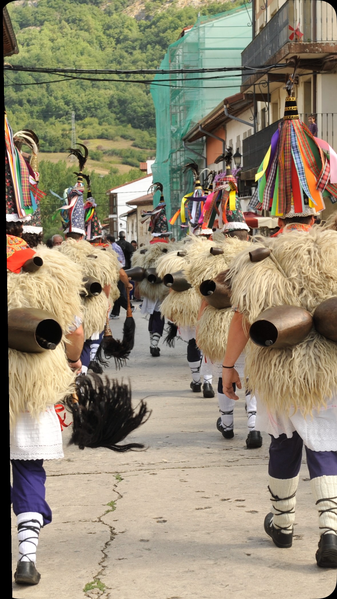 🏔️ Artzai Eguna: tradizioz eta zaporez blai dagoen eguna 🐑
Abuztuaren 30ean, Uharte Arakil topagune bihurtuko da beste behin ere, 58. Artzai Egunaren ospakizunarekin. 🎉
Nafarroako bihotzean, Aralar inguruko paisaien artean, artzain mundua, herriko tradizioak, gastronomia eta festa uztartzen dituen egunaz gozatzeko aukera izango duzu. 🧀🥁
Kaleak giroz beteko dira eta gure kulturaren eta ohituren parte diren hainbat proposamenekin gozatuko dugu. Familian, lagunartean edo bakarrik etorrita, egun berezia bizitzeko aitzakia bikaina izango duzu.
Gorde data eta zatoz Artzai Eguna bizitzera! ✨
@visitnavarra
🏔️ Artzai Eguna: una jornada para saborear Navarra 🐑
El domingo 30 de agosto, Uharte Arakil volverá a convertirse en punto de encuentro con la celebración de la 58.ª edición del Artzai Eguna. 🎉
En pleno entorno de Aralar, esta fiesta reúne tradición pastoril, cultura, gastronomía y ambiente festivo en una jornada perfecta para descubrir y disfrutar Uharte Arakil. 🧀🥁
Las calles se llenarán de vida y tendrás la oportunidad de acercarte a las costumbres y tradiciones que forman parte de la identidad de nuestro pueblo.
Apunta la fecha y ven a vivir el Artzai Eguna! ✨
#ArtzaiEguna #58ArtzaiEguna #UharteArakil #Nafarroa #TurismoNafarroa Kultura Gastronomia