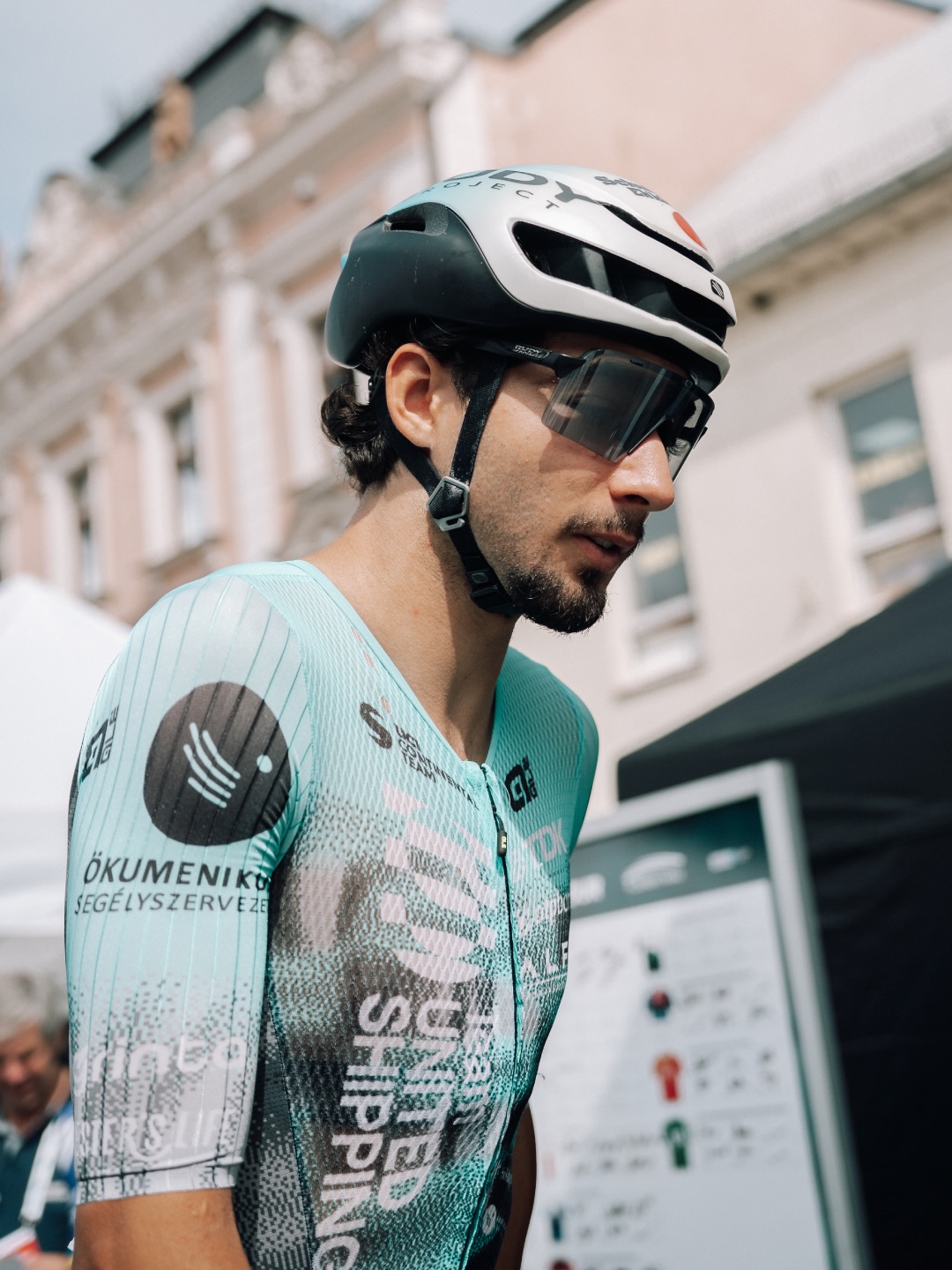 The third stage is almost underway here in West Bohemia, so it’s the perfect time to look back at yesterday’s photos! ⚪️🔴
-
Hamarosan rajtol a harmadik szakasz itt Csehországban, de addig még pont van idő végigpörgetni a tegnapi nap képeit! 🔴⚪️
📸 @marchives.raw
#tus_riders #TeamUnitedShipping