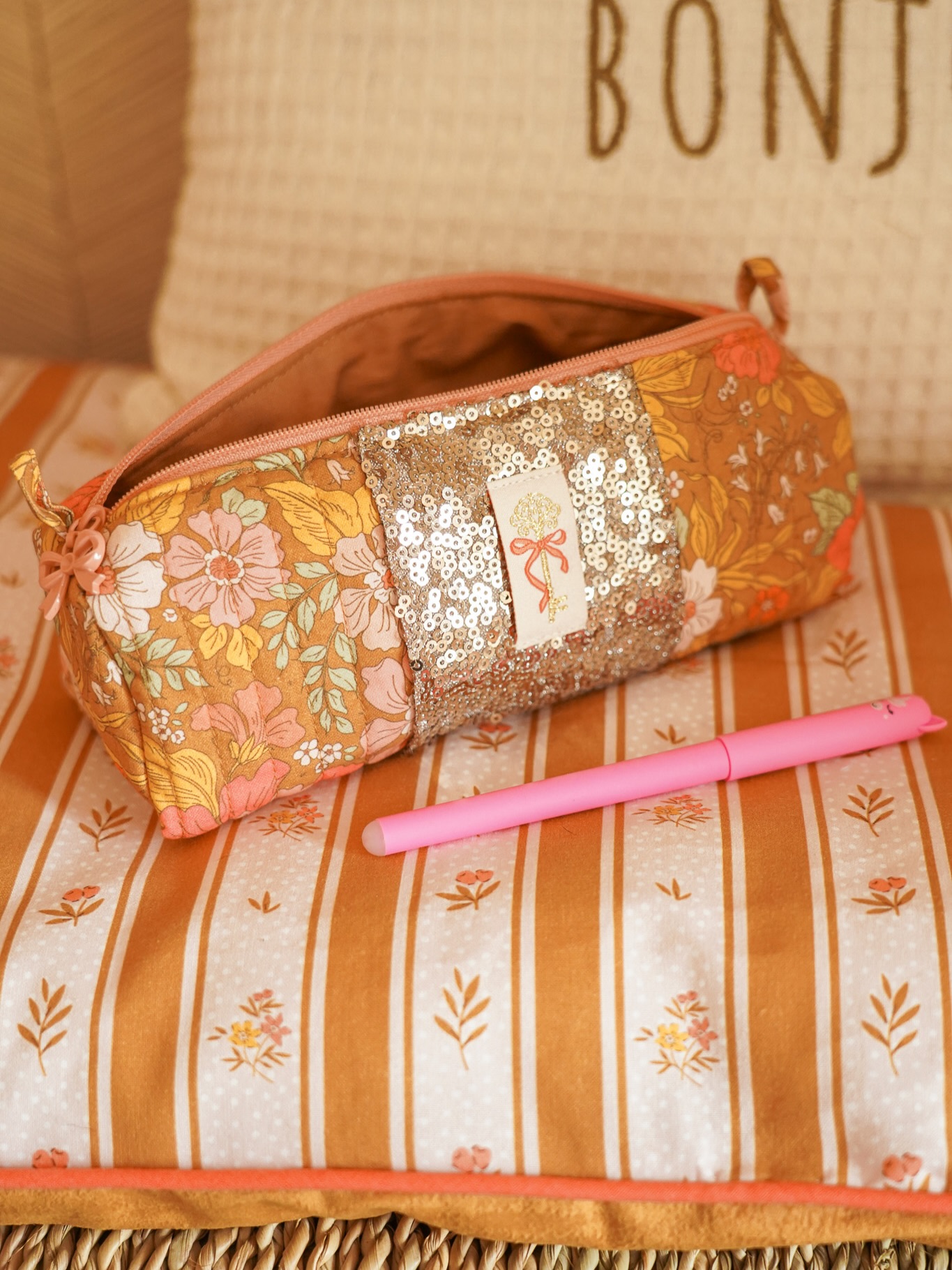 Un joli mĂ©li-mĂ©lo de photos pour vous montrer ce que jâai cousu derniĂšrement avec les deux tissus que je vous propose en ce moment sur le shop đžâš
Au programme :
đ§” une trousse cousue Ă partir de mon patron Primavera
đȘĄ un coussin, associĂ© Ă un joli velours et rehaussĂ© dâun passepoil corail⊠jâadore ce mĂ©lange de matiĂšres et de couleurs !
Et comme le coussin Ă©tait pour lâentrĂ©e, jâen profite pour glisser quelques photos de la dĂ©co đĄđ
Petit rappel : les deux tissus sont disponibles en prĂ©commande jusquâĂ demain soir seulement sur le shop ! đ«
#coutureaddict #tutocouture #jecoudsmagarderobe #patroncouture #tissuaddict