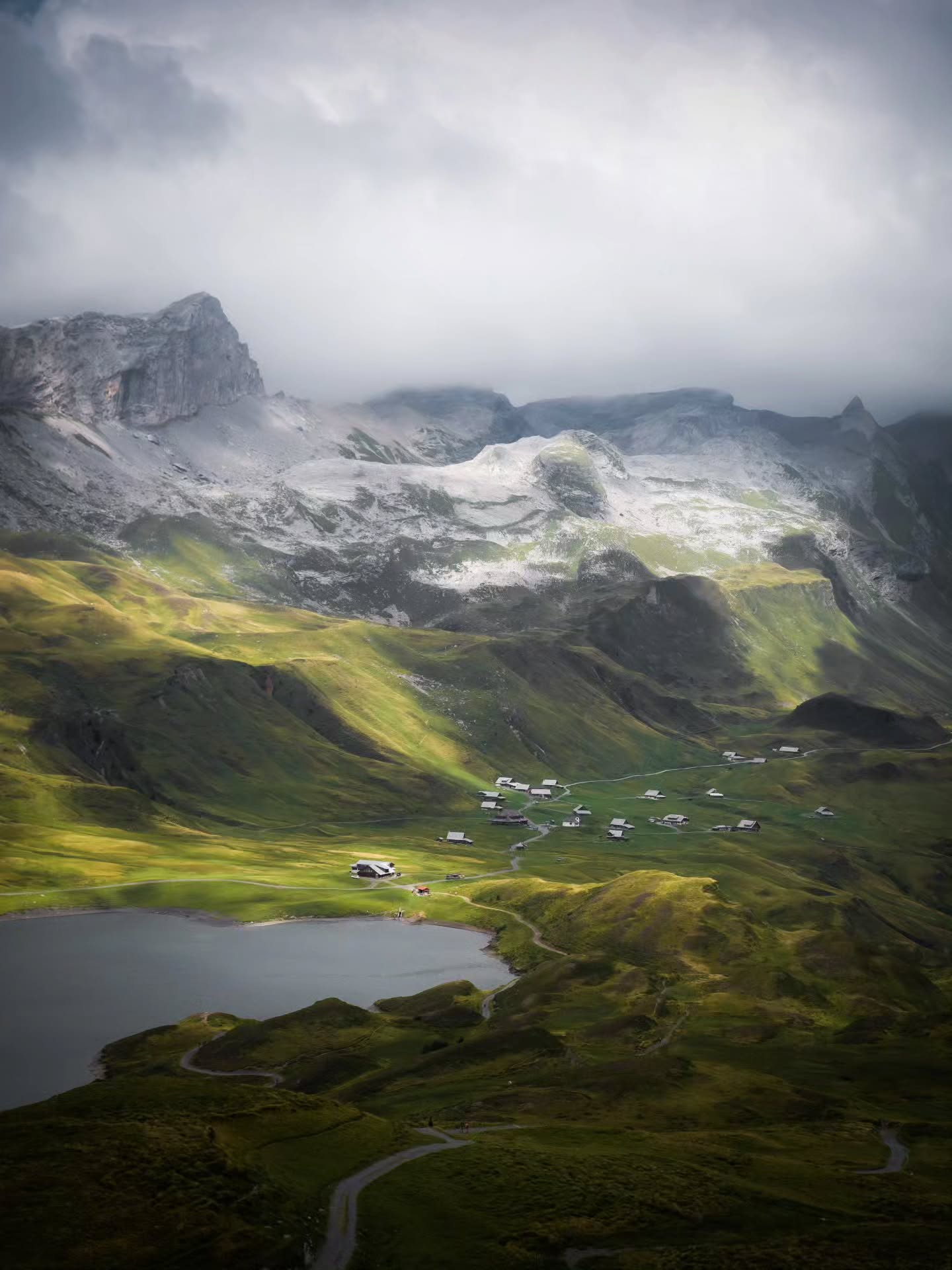 Lacs et cascades de Suisse 🩵
L'eau est partout en Suisse (même si ici aussi ils sont victimes de la sécheresse). Les glaciers encore nombreux fournissent en eau les cascades et lacs qui ravissent nos yeux.
💦 Voici une sélection des lacs et cascades que l'on à découvert en traversant la Suisse à pied :
📍Oeschinensee
📍Engstligen Falls
📍Daubensee
📍Seewlisee
📍Engstlensee
📍Reichenbach
📍Blümlisalpsee
📍Lac du Grand Saint Bernard
📍Tannensee
📍Grassenbachfall
📍Derborence
📍San nom
Quel est ton lac/ta cascade préféré(e) ? 😍
#lac #cascade #suisse #viaalpina #oeschinensee
📍Engstligen Falls
📍Daubensee
📍Seewlisee
📍Engstlensee
📍Reichenbach
📍Blümlisalpsee
📍Lac du Grand Saint Bernard
📍Tannensee
📍Grassenbachfall
📍Derborence
📍San nom