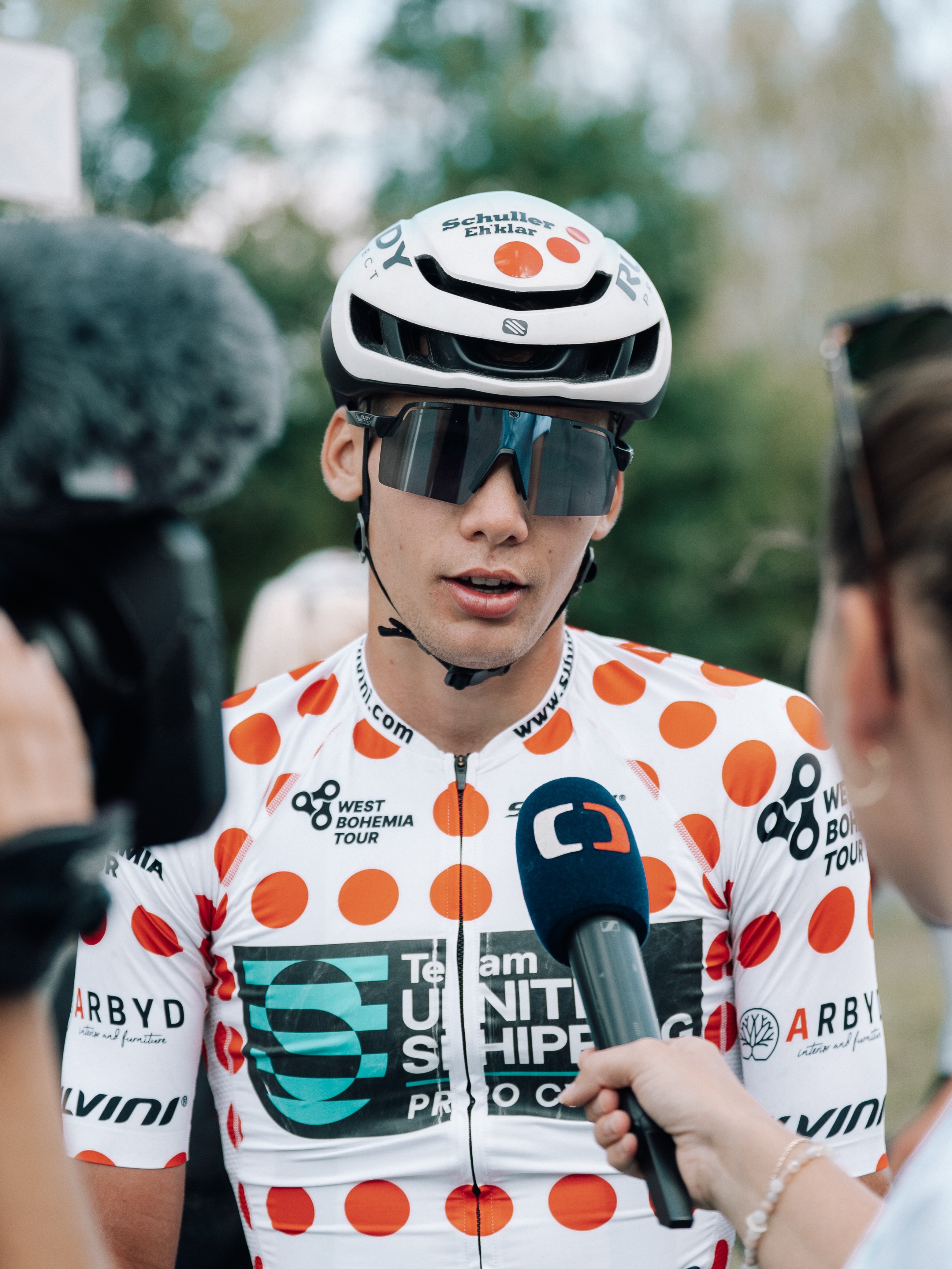 🔴⚪️ KOM and 6th today 🔴⚪️
What a race Tomáš and team had! After winning two KOMs today he secured the polka dot jersey, and as a bonus he was also 6th at the finish.
The whole team showed their strength today being active; we are extremely proud of how the West Bohemian Tour turned out for us 💪🏻
-
Tomáš ma is szuper formát mutatott: lenyert két hegyi hajrát, majd a végén még belökte hatodiknak a bringát, ezzel egy újabb cseh verseny pöttyös trikóját megszervezve a csapatnak 💪🏻
A többiek is végig aktívak voltak, az egész csapat nagyon erős versenyt futott.
📸 @marchives.raw
#tus_riders #TeamUnitedShipping