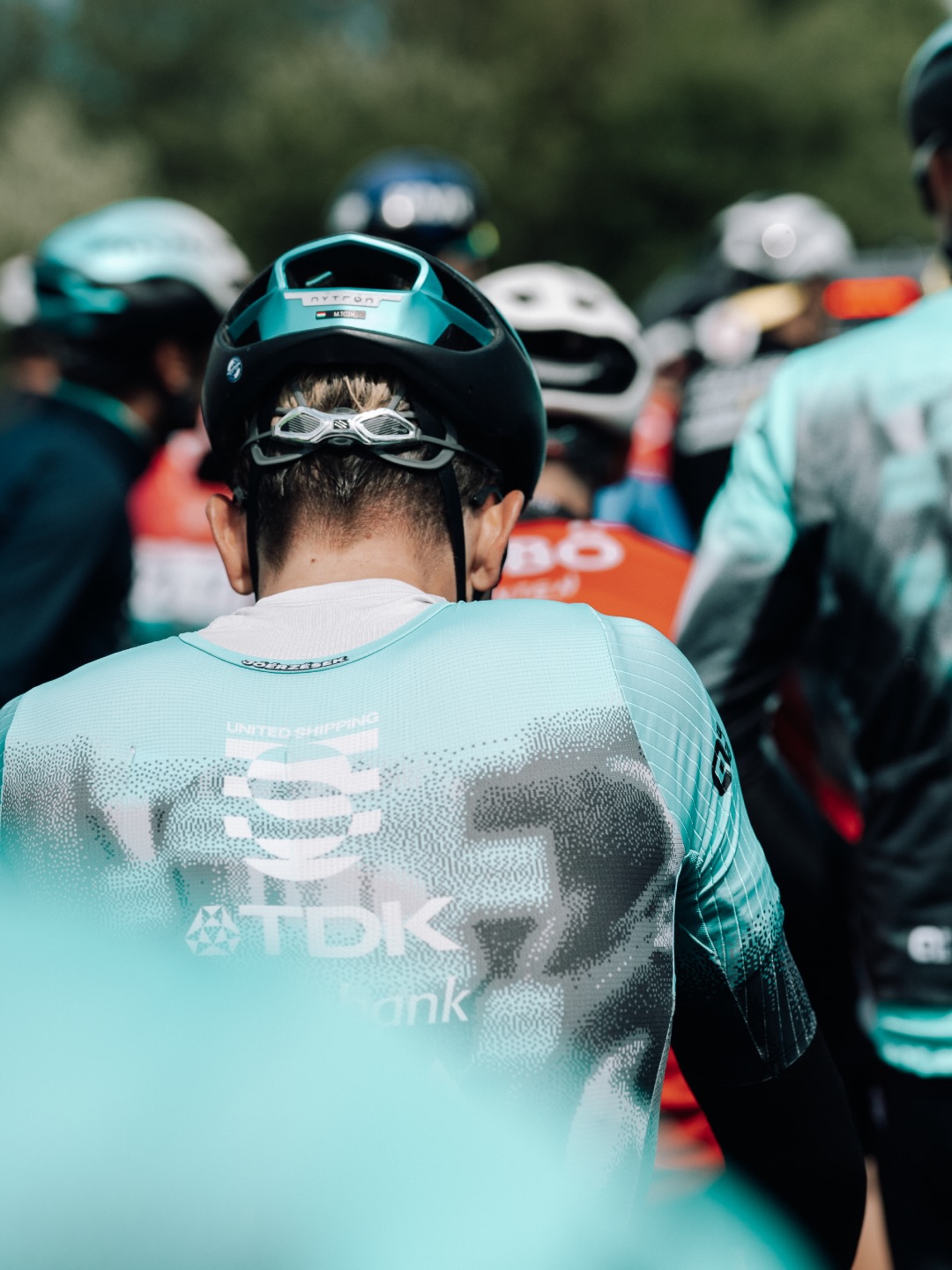 Another rainy day in West Bohemia! 🌧️
Our best-placed rider was Andris today, finishing 15th. The original plan was to lead Márkó out for the sprint, but a small crash ended his attempt early—luckily inside the final 3 kilometers, so he lost no time. Přidal was also caught up in the crash, but thankfully both got up unscratched! Despite all this, we managed to secure the polka dot jersey for the final stage, thanks to Přidal winning an early GPM. Last stage tomorrow—a wide-open GC, and the KOM jersey on our shoulders!
-
Ma Andris volt a leggyorsabb a TUS-srácok közül az esős Csehországban. Eredetileg Márkót szerettük volna ismét a sprintre hozni, de egy kisebb bukás – amibe ő is belekeveredett – sajnos felülírta a tervet. Ugyanitt Přidal is földre került, de mivel az eset az utolsó három kilométeren belül történt, szerencsére senki sem veszített időt.
Az egyik mai hegyi hajrá megnyerésével továbbra is nálunk van a pöttyös trikó, de holnap nagyon szoros küzdelem várható érte! ⚪️🔴
📸 @marchives.raw
#tus_riders #TeamUnitedShipping