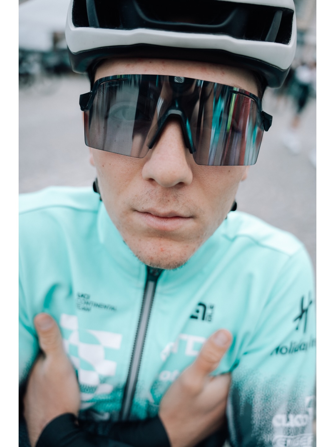 Another rainy day in West Bohemia! 🌧️
Our best-placed rider was Andris today, finishing 15th. The original plan was to lead Márkó out for the sprint, but a small crash ended his attempt early—luckily inside the final 3 kilometers, so he lost no time. Přidal was also caught up in the crash, but thankfully both got up unscratched! Despite all this, we managed to secure the polka dot jersey for the final stage, thanks to Přidal winning an early GPM. Last stage tomorrow—a wide-open GC, and the KOM jersey on our shoulders!
-
Ma Andris volt a leggyorsabb a TUS-srácok közül az esős Csehországban. Eredetileg Márkót szerettük volna ismét a sprintre hozni, de egy kisebb bukás – amibe ő is belekeveredett – sajnos felülírta a tervet. Ugyanitt Přidal is földre került, de mivel az eset az utolsó három kilométeren belül történt, szerencsére senki sem veszített időt.
Az egyik mai hegyi hajrá megnyerésével továbbra is nálunk van a pöttyös trikó, de holnap nagyon szoros küzdelem várható érte! ⚪️🔴
📸 @marchives.raw
#tus_riders #TeamUnitedShipping