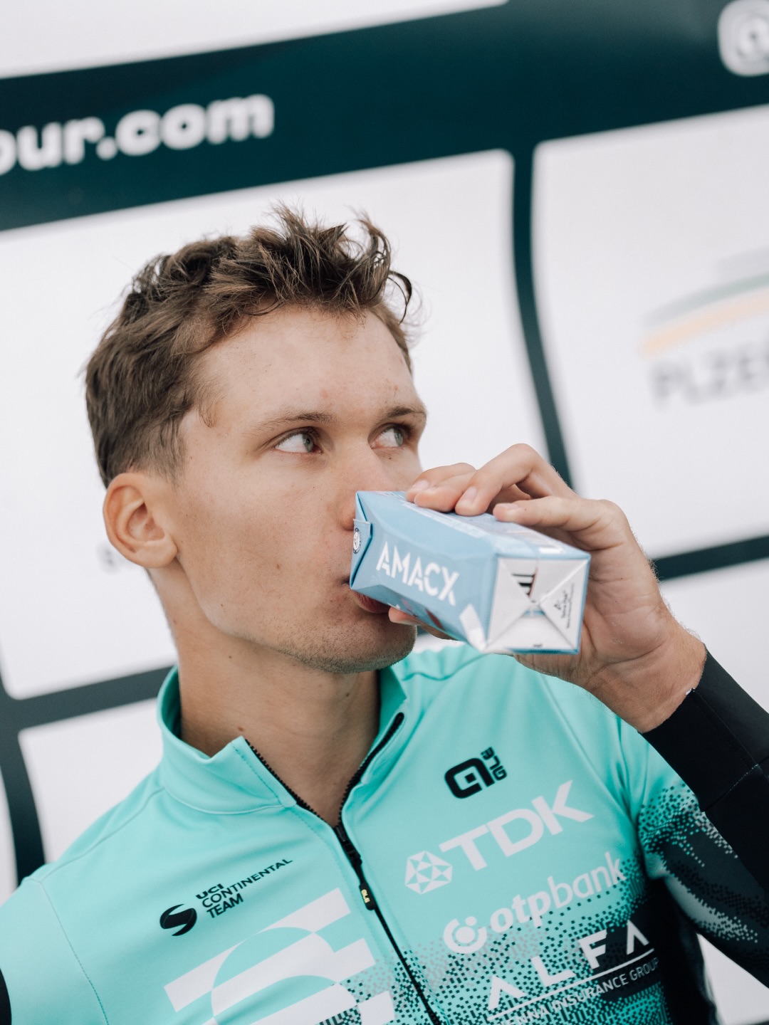Another rainy day in West Bohemia! 🌧️
Our best-placed rider was Andris today, finishing 15th. The original plan was to lead Márkó out for the sprint, but a small crash ended his attempt early—luckily inside the final 3 kilometers, so he lost no time. Přidal was also caught up in the crash, but thankfully both got up unscratched! Despite all this, we managed to secure the polka dot jersey for the final stage, thanks to Přidal winning an early GPM. Last stage tomorrow—a wide-open GC, and the KOM jersey on our shoulders!
-
Ma Andris volt a leggyorsabb a TUS-srácok közül az esős Csehországban. Eredetileg Márkót szerettük volna ismét a sprintre hozni, de egy kisebb bukás – amibe ő is belekeveredett – sajnos felülírta a tervet. Ugyanitt Přidal is földre került, de mivel az eset az utolsó három kilométeren belül történt, szerencsére senki sem veszített időt.
Az egyik mai hegyi hajrá megnyerésével továbbra is nálunk van a pöttyös trikó, de holnap nagyon szoros küzdelem várható érte! ⚪️🔴
📸 @marchives.raw
#tus_riders #TeamUnitedShipping