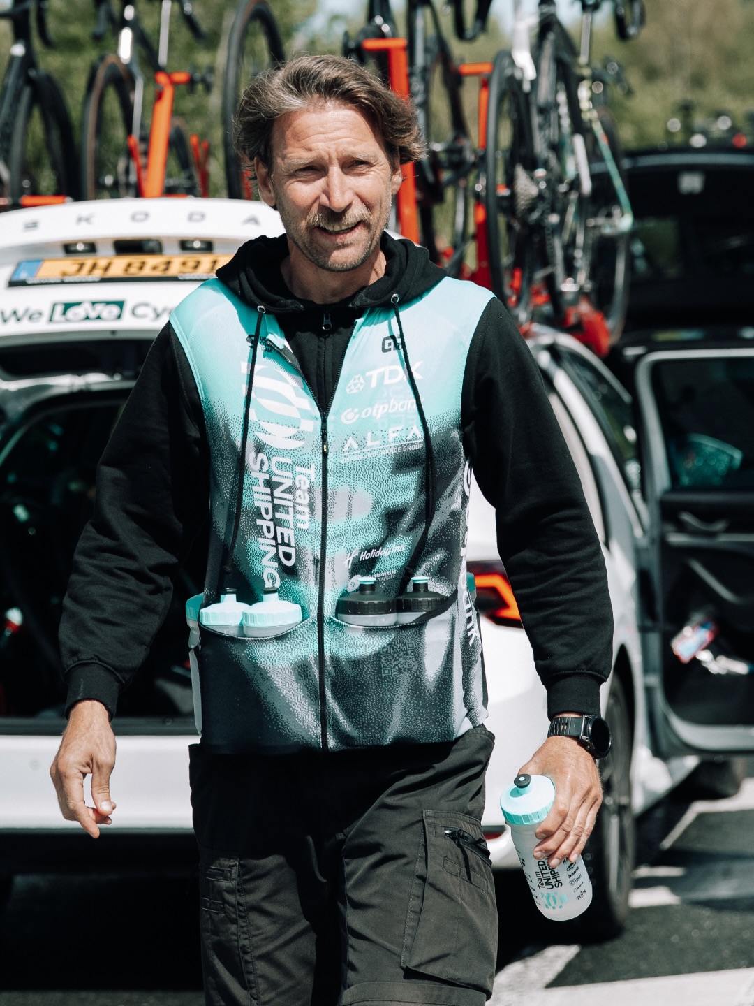 Another rainy day in West Bohemia! 🌧️
Our best-placed rider was Andris today, finishing 15th. The original plan was to lead Márkó out for the sprint, but a small crash ended his attempt early—luckily inside the final 3 kilometers, so he lost no time. Přidal was also caught up in the crash, but thankfully both got up unscratched! Despite all this, we managed to secure the polka dot jersey for the final stage, thanks to Přidal winning an early GPM. Last stage tomorrow—a wide-open GC, and the KOM jersey on our shoulders!
-
Ma Andris volt a leggyorsabb a TUS-srácok közül az esős Csehországban. Eredetileg Márkót szerettük volna ismét a sprintre hozni, de egy kisebb bukás – amibe ő is belekeveredett – sajnos felülírta a tervet. Ugyanitt Přidal is földre került, de mivel az eset az utolsó három kilométeren belül történt, szerencsére senki sem veszített időt.
Az egyik mai hegyi hajrá megnyerésével továbbra is nálunk van a pöttyös trikó, de holnap nagyon szoros küzdelem várható érte! ⚪️🔴
📸 @marchives.raw
#tus_riders #TeamUnitedShipping