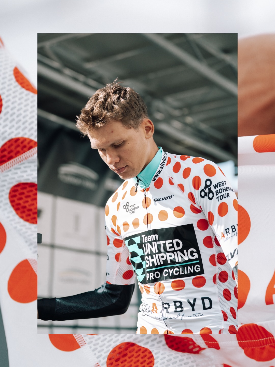 Another rainy day in West Bohemia! 🌧️
Our best-placed rider was Andris today, finishing 15th. The original plan was to lead Márkó out for the sprint, but a small crash ended his attempt early—luckily inside the final 3 kilometers, so he lost no time. Přidal was also caught up in the crash, but thankfully both got up unscratched! Despite all this, we managed to secure the polka dot jersey for the final stage, thanks to Přidal winning an early GPM. Last stage tomorrow—a wide-open GC, and the KOM jersey on our shoulders!
-
Ma Andris volt a leggyorsabb a TUS-srácok közül az esős Csehországban. Eredetileg Márkót szerettük volna ismét a sprintre hozni, de egy kisebb bukás – amibe ő is belekeveredett – sajnos felülírta a tervet. Ugyanitt Přidal is földre került, de mivel az eset az utolsó három kilométeren belül történt, szerencsére senki sem veszített időt.
Az egyik mai hegyi hajrá megnyerésével továbbra is nálunk van a pöttyös trikó, de holnap nagyon szoros küzdelem várható érte! ⚪️🔴
📸 @marchives.raw
#tus_riders #TeamUnitedShipping